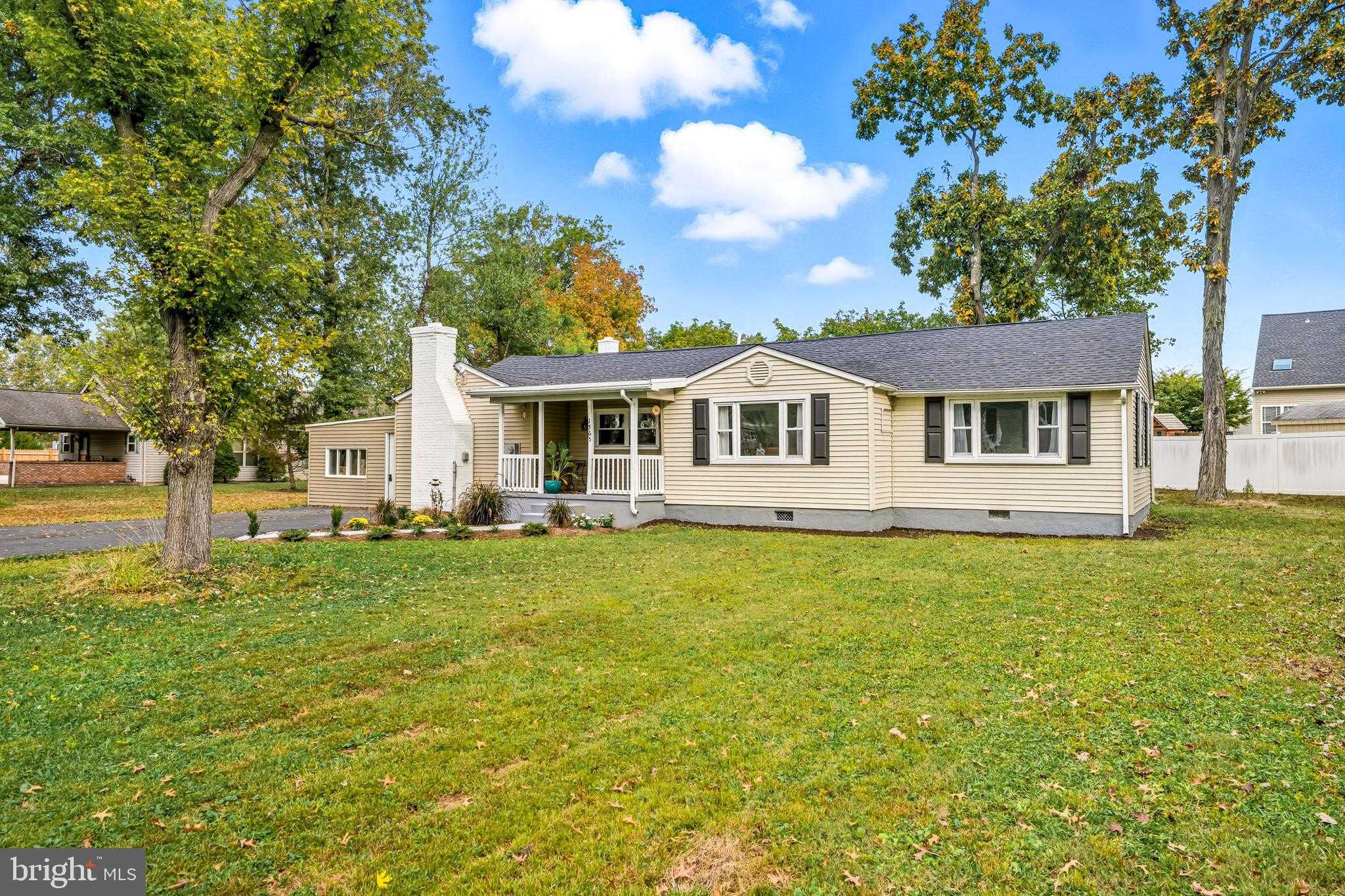 1565 E Philadelphia Ave photo 2