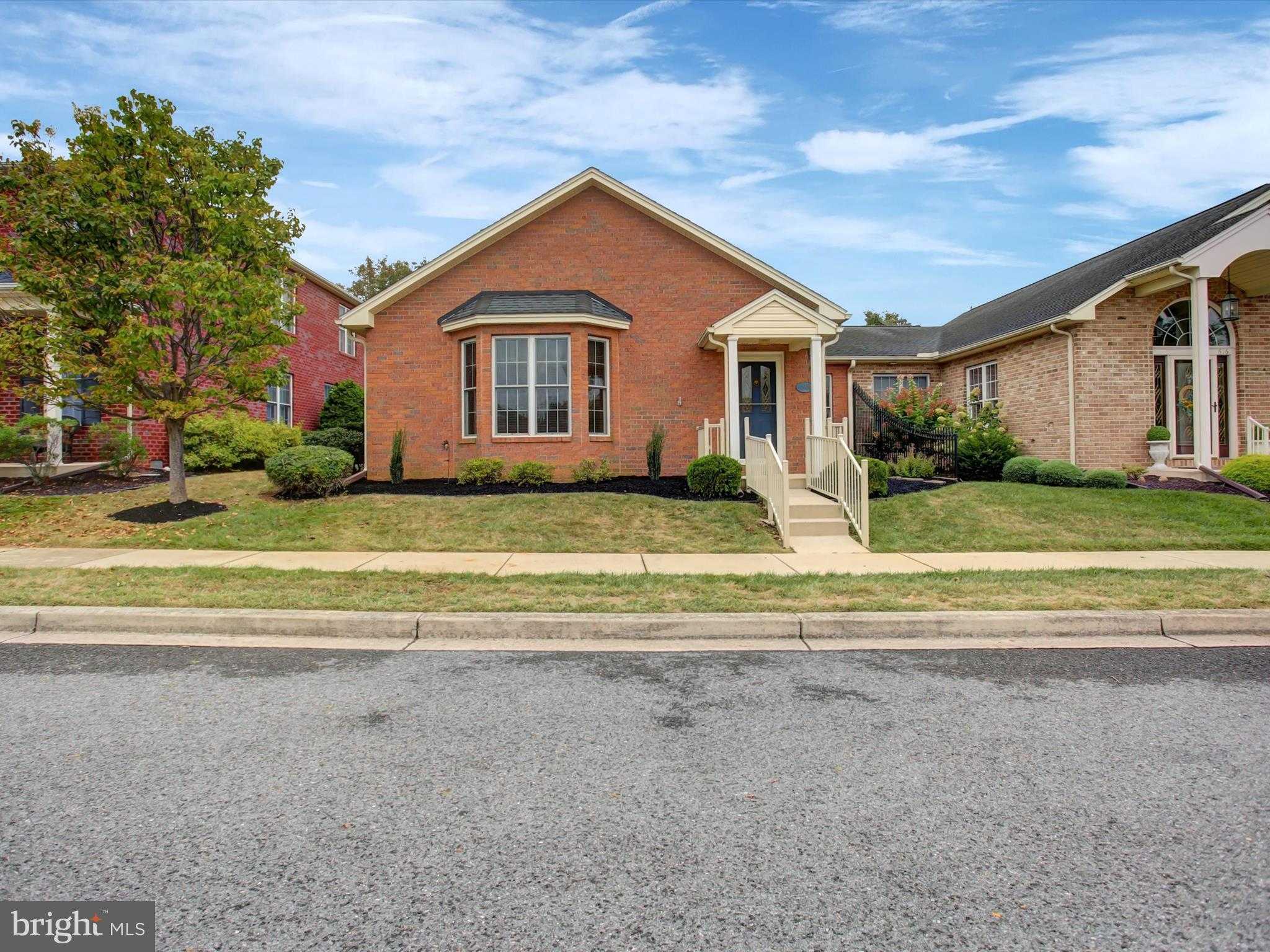 618 Trafalgar Dr photo 2