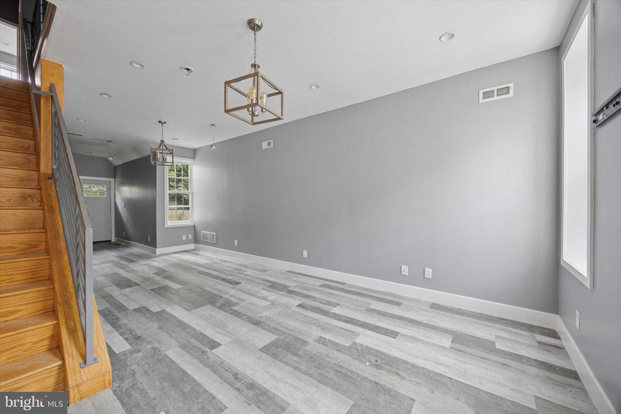 2513 N Douglas St photo 6