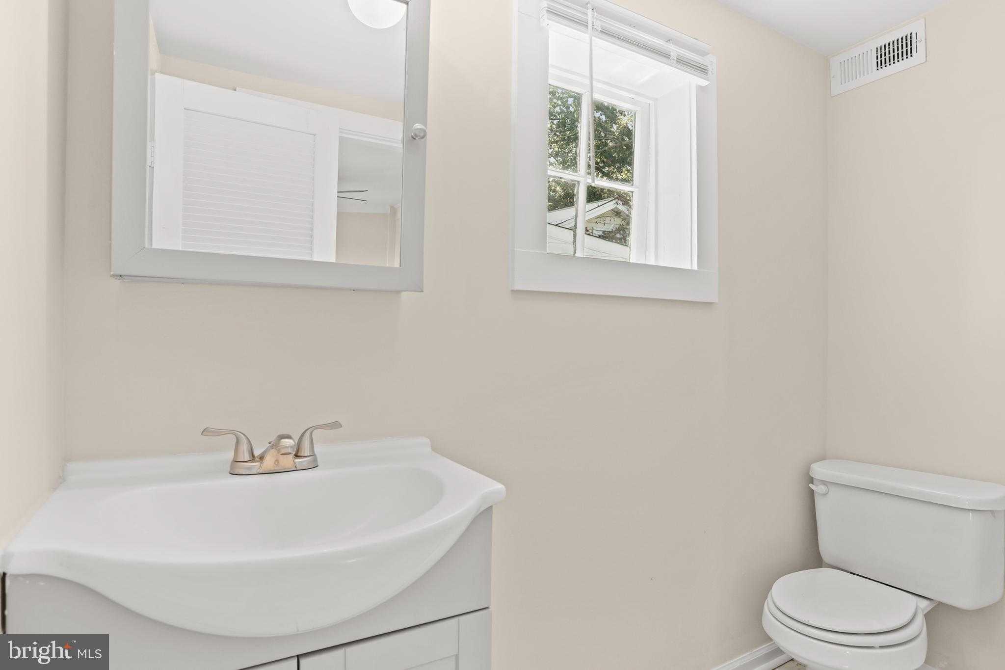 1212 Lossing Ave photo 25