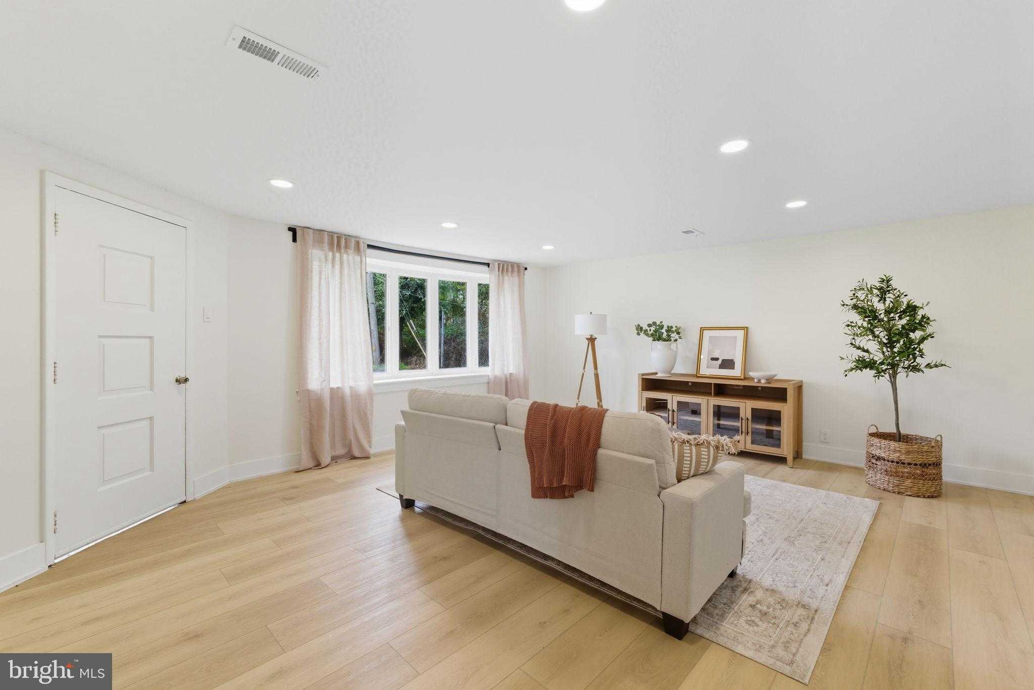 305 Miller Ave photo 5