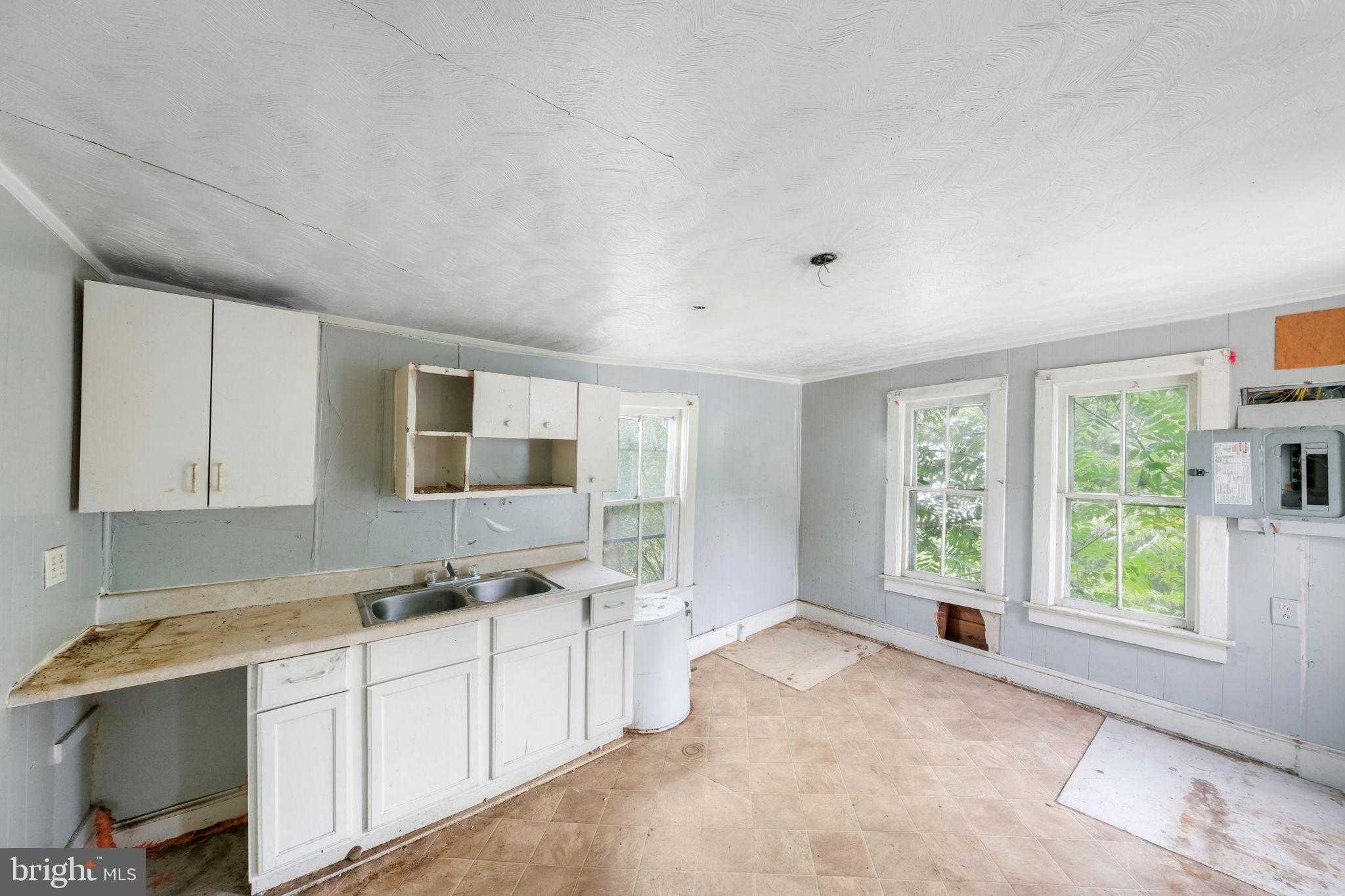 436 Duke St photo 33