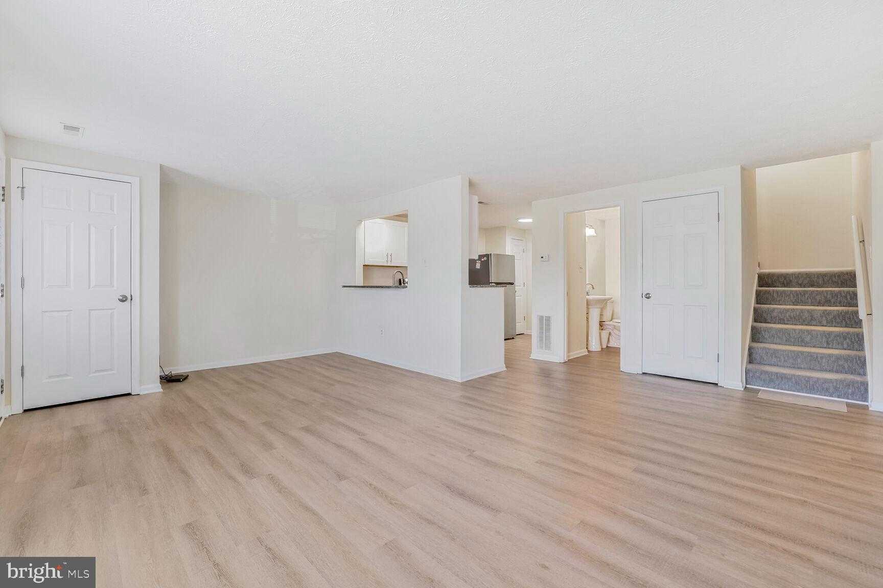 522 Palmtree Dr photo 3