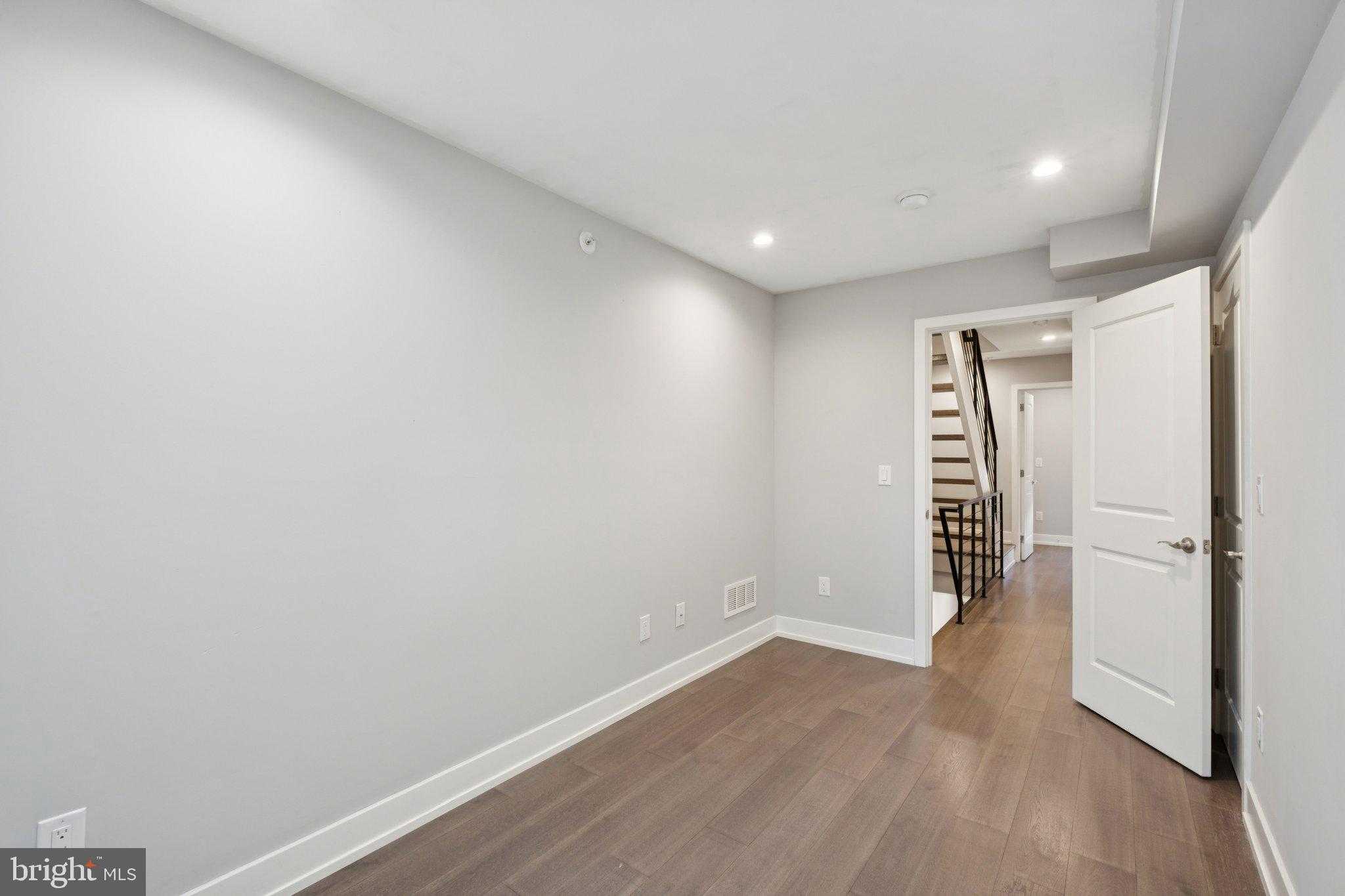 1533 S Lambert St photo 17