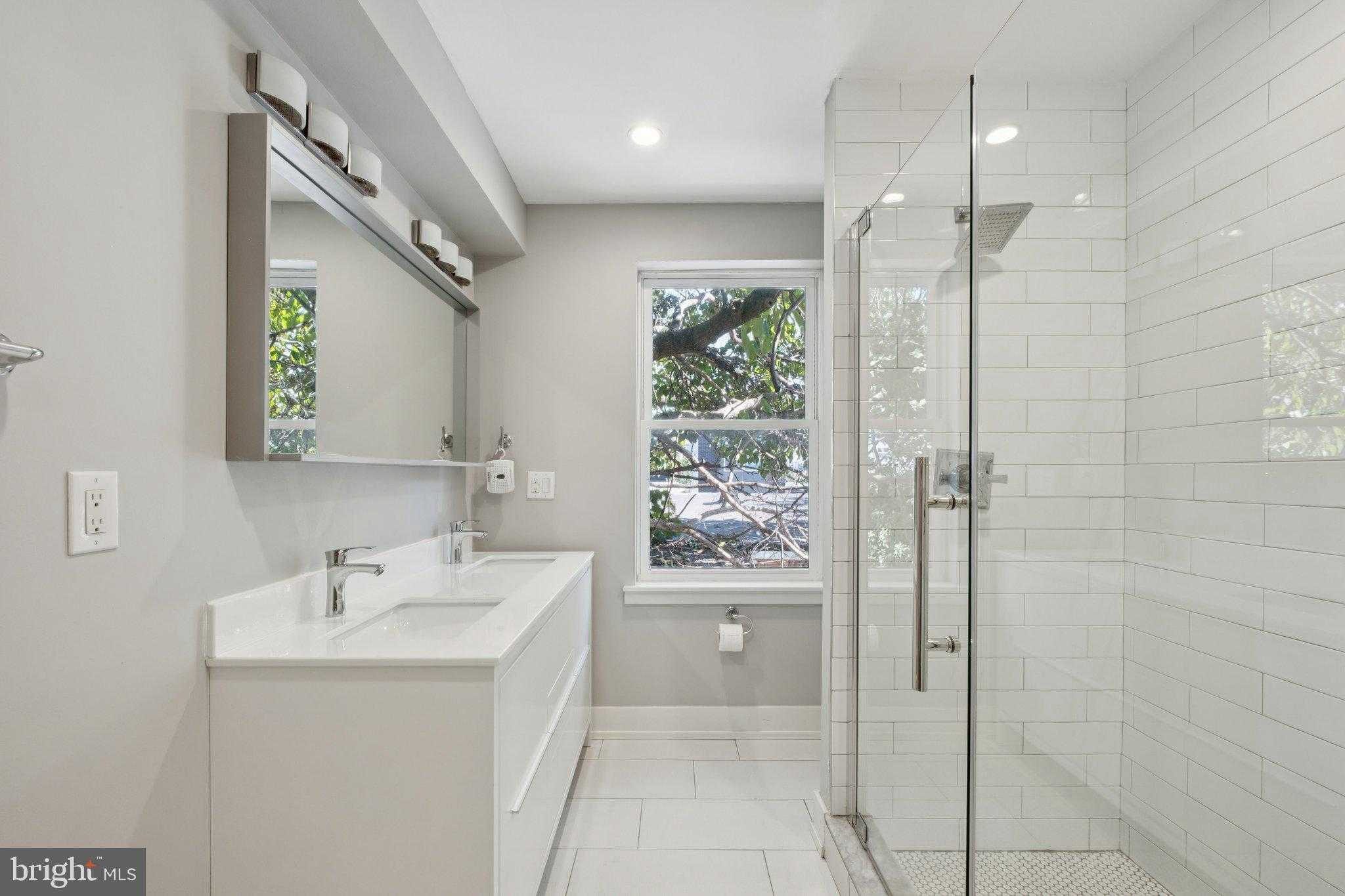 1533 S Lambert St photo 3