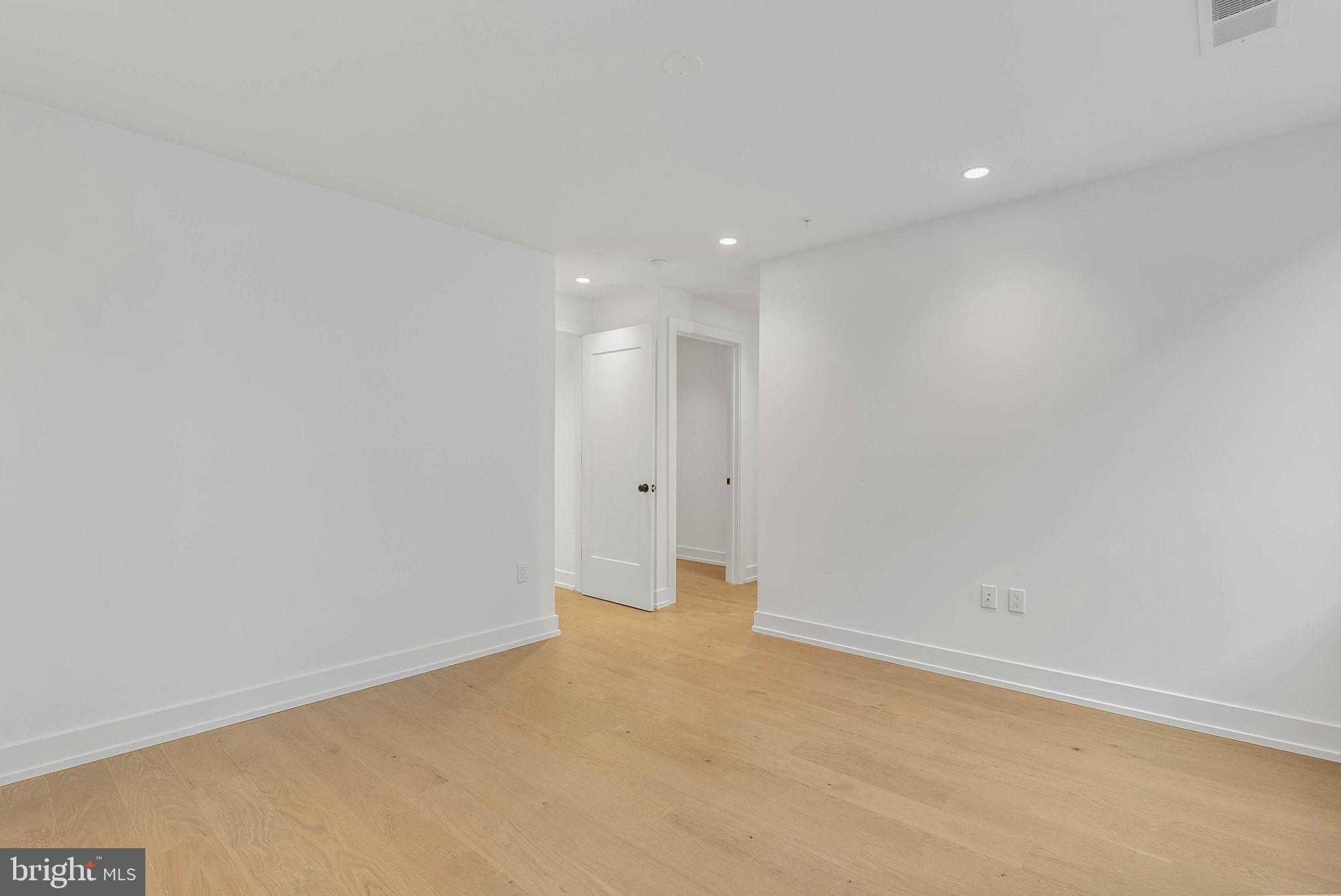 660 Fairmount Ave photo 26