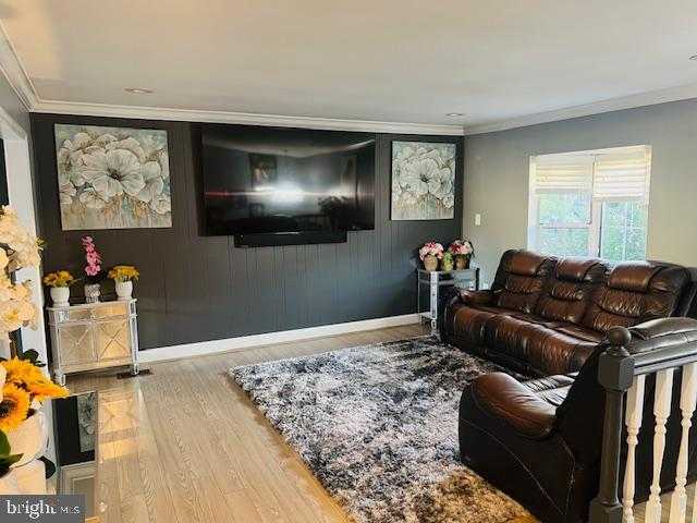 304 E Gordon St photo 5