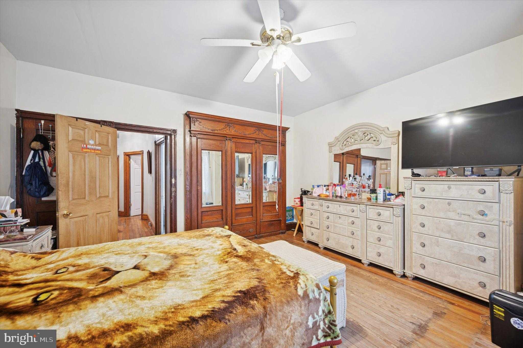 2046 E Ontario St photo 11