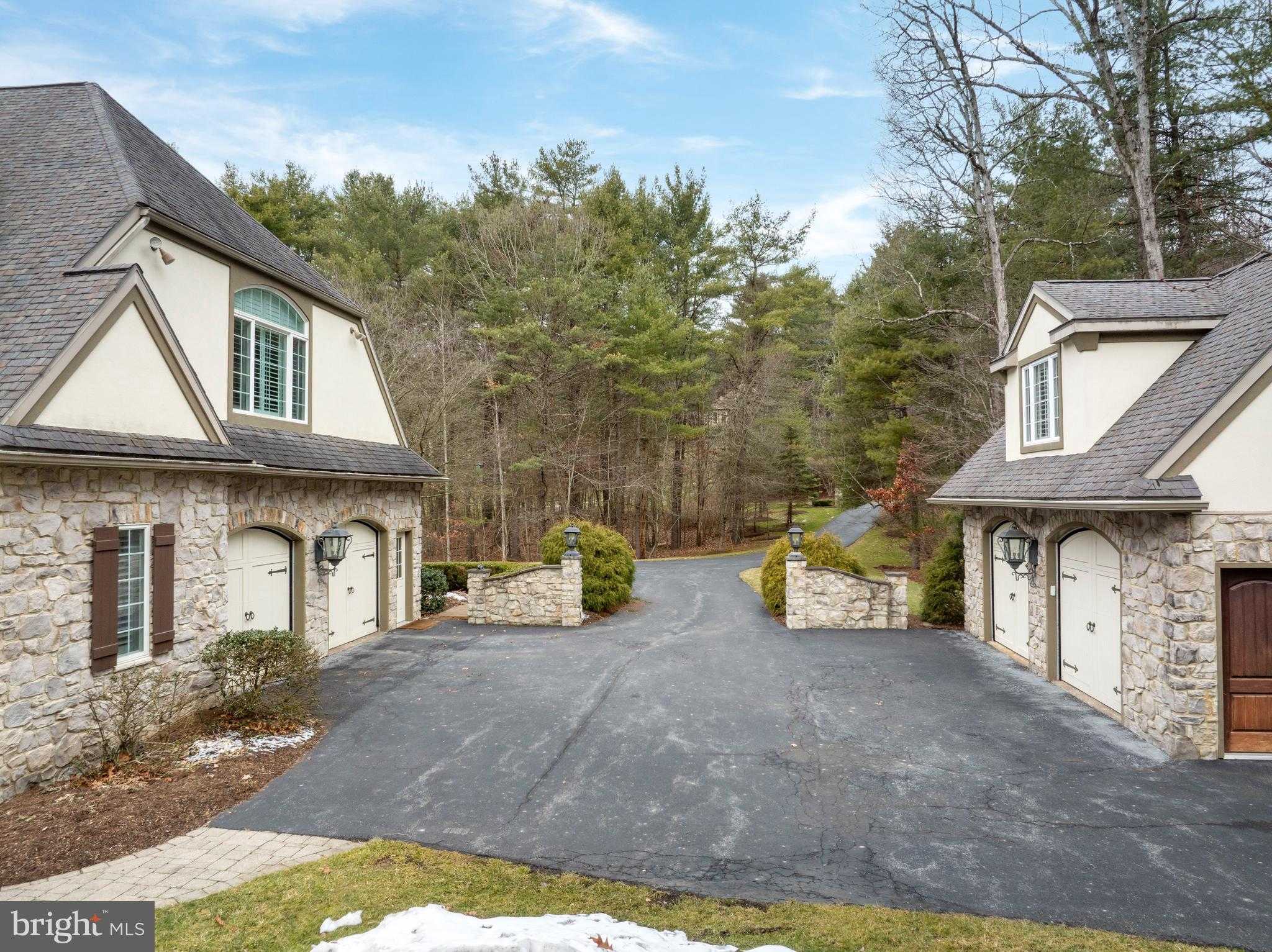 157 Manhasset CT photo 39