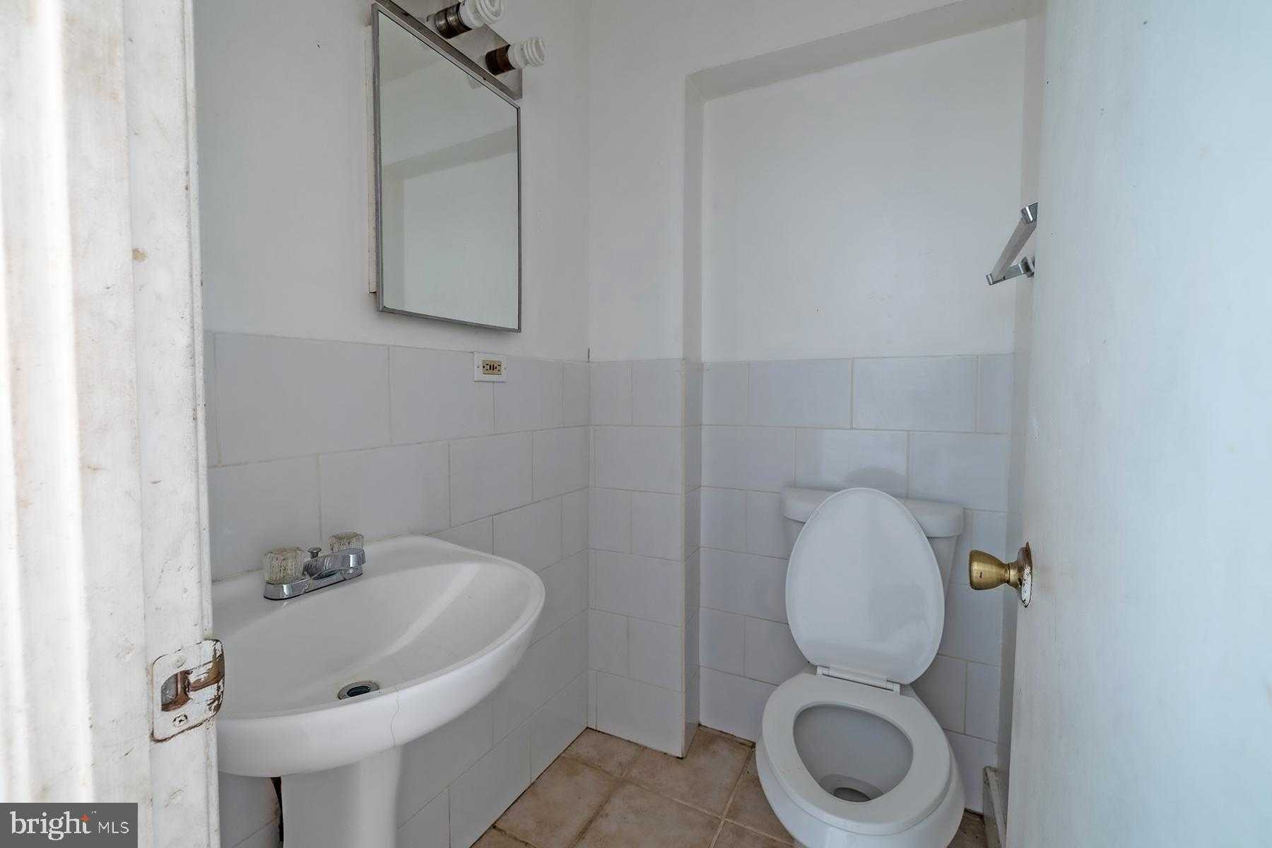 6329 N Woodstock St photo 9