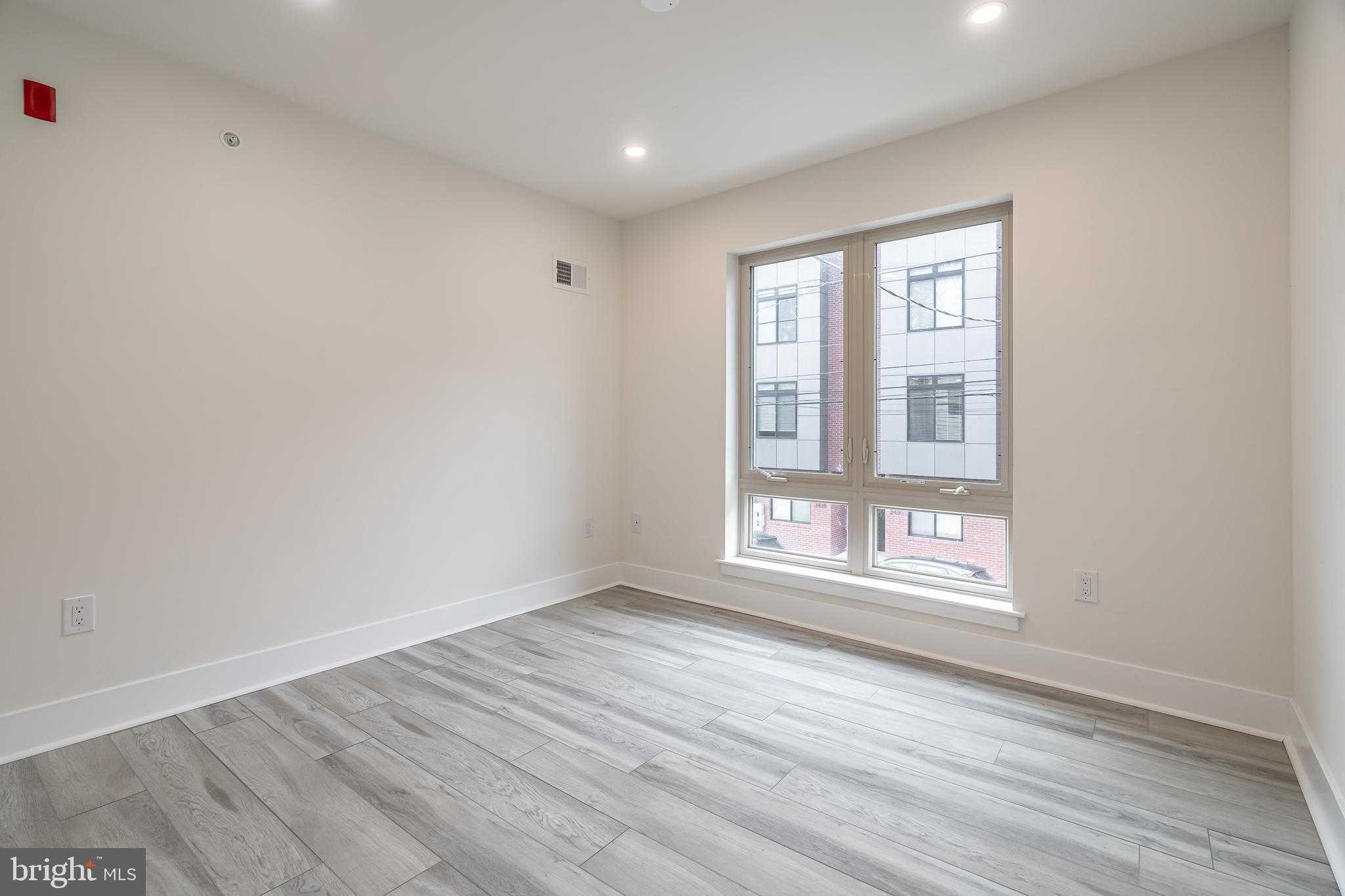 2437 W Thompson St photo 17