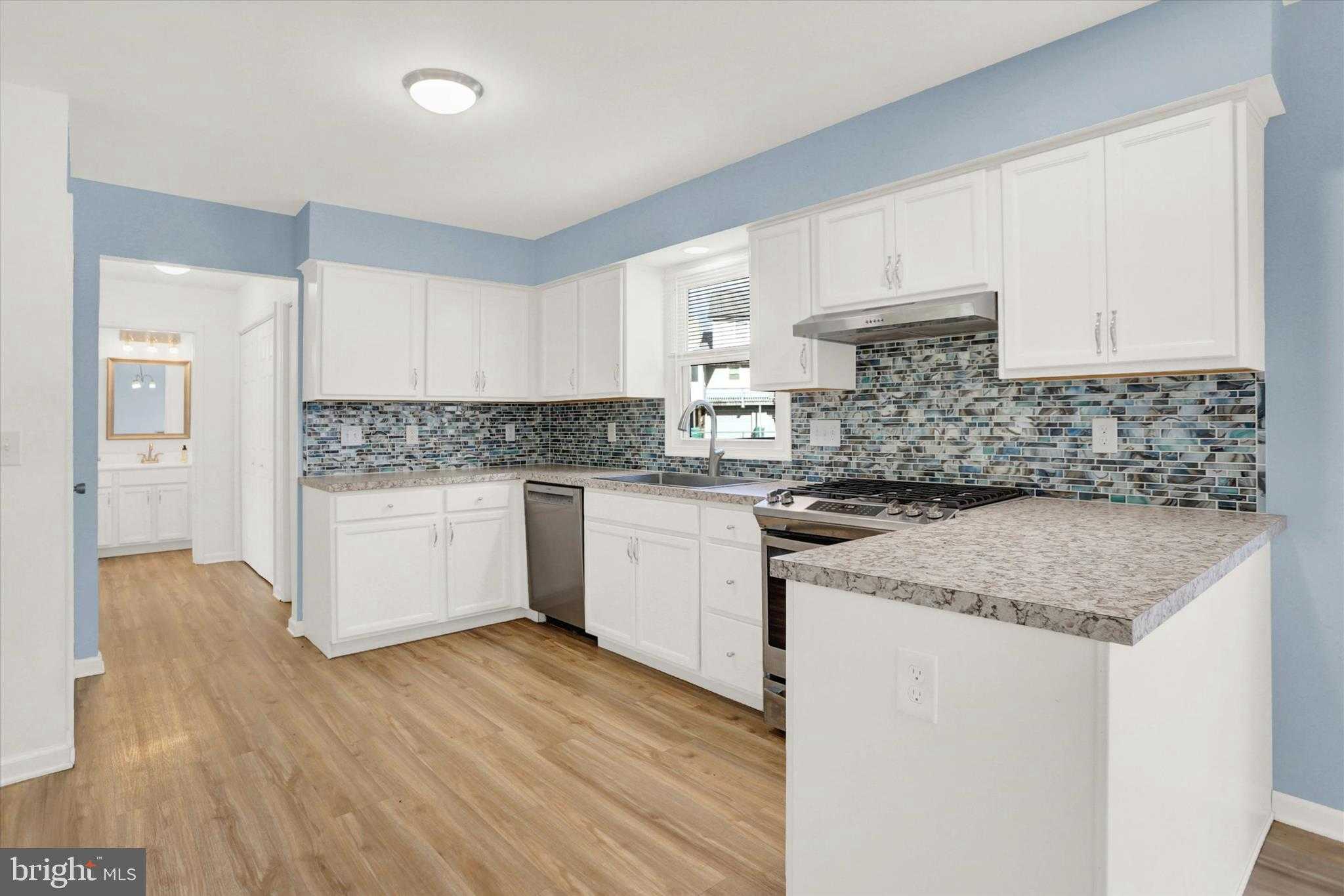 645 W 1st St photo 10