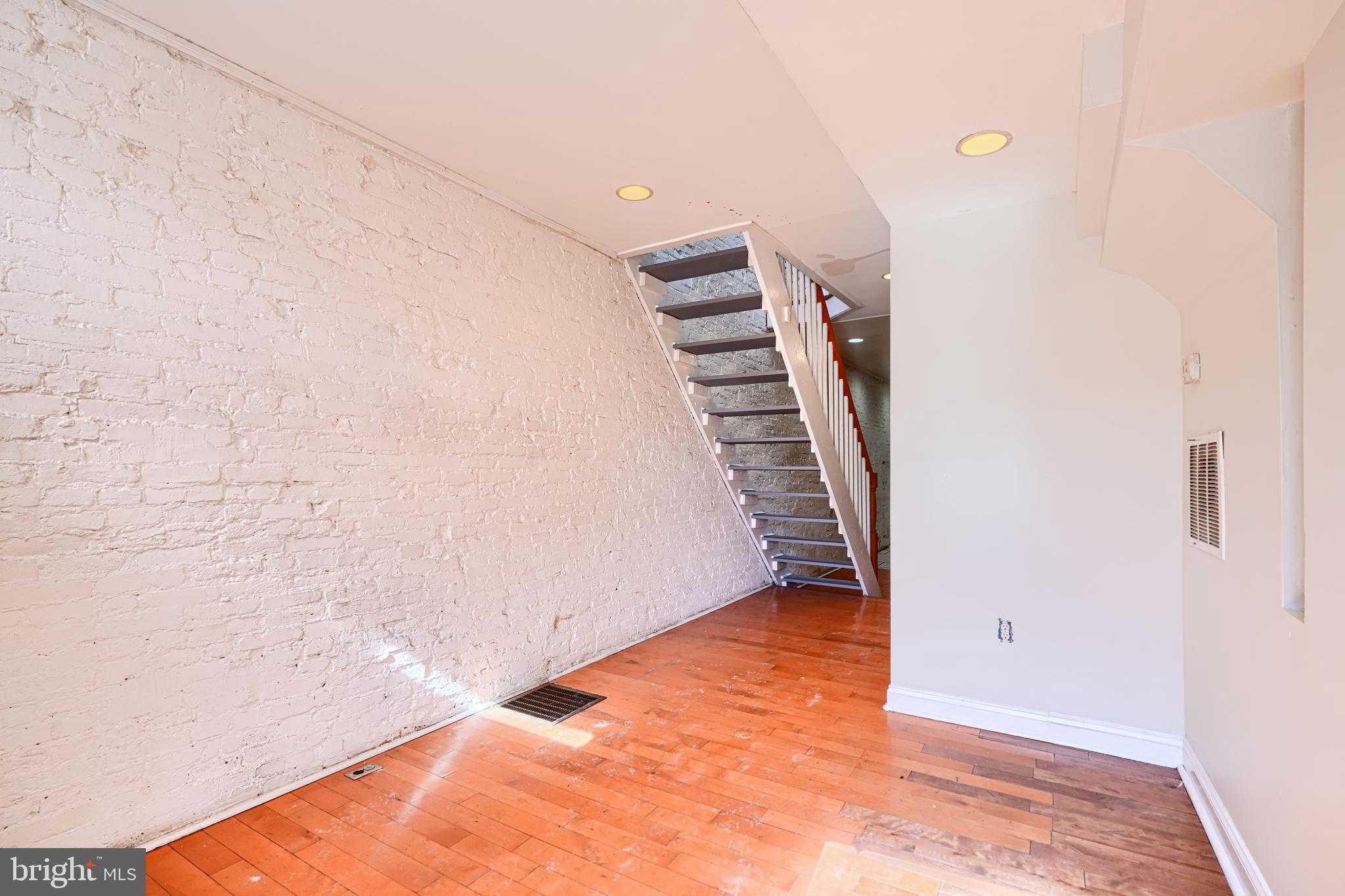 864 Carroll St photo 3