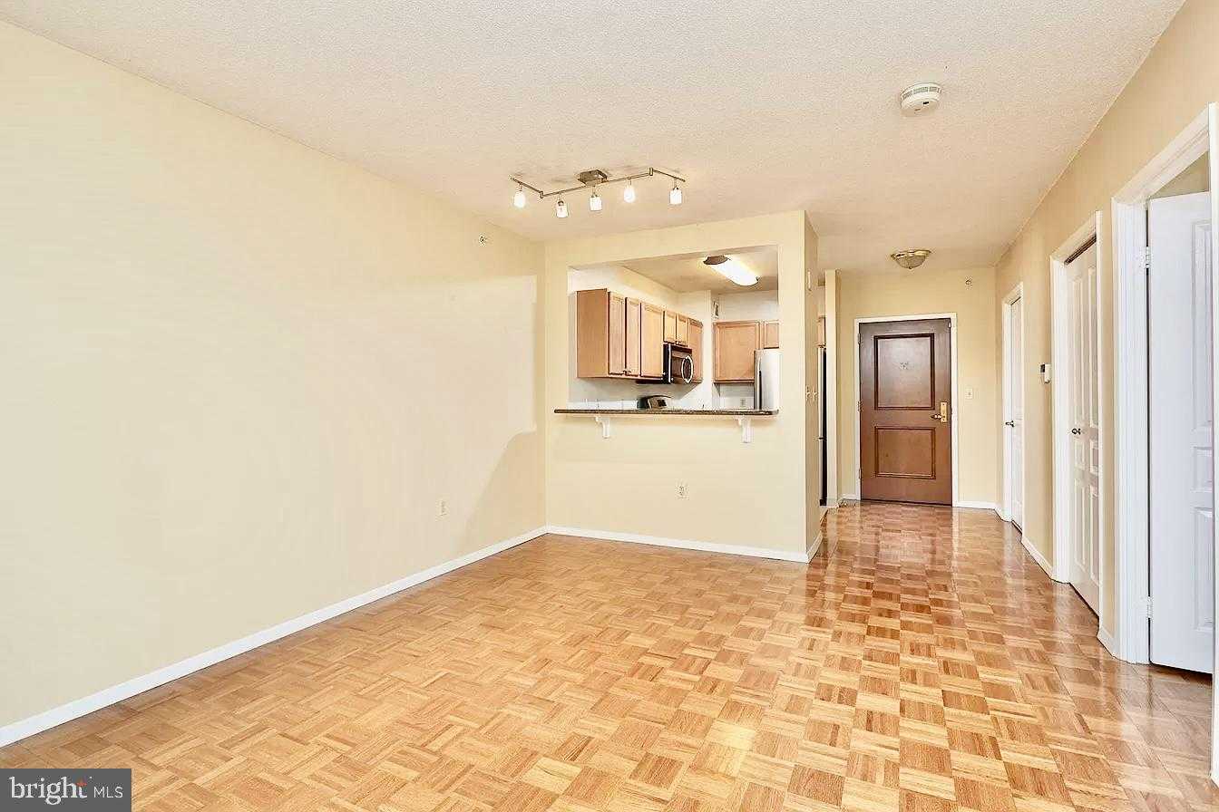 7111 Woodmont Ave Apt 103 photo 5