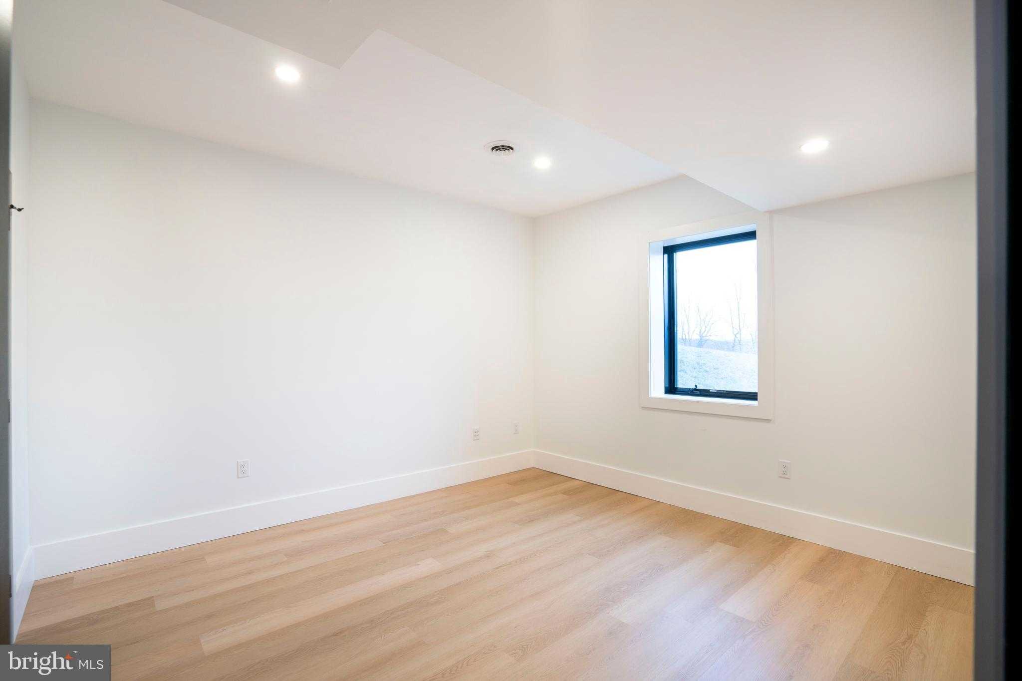 270 Claremont Ave photo 83