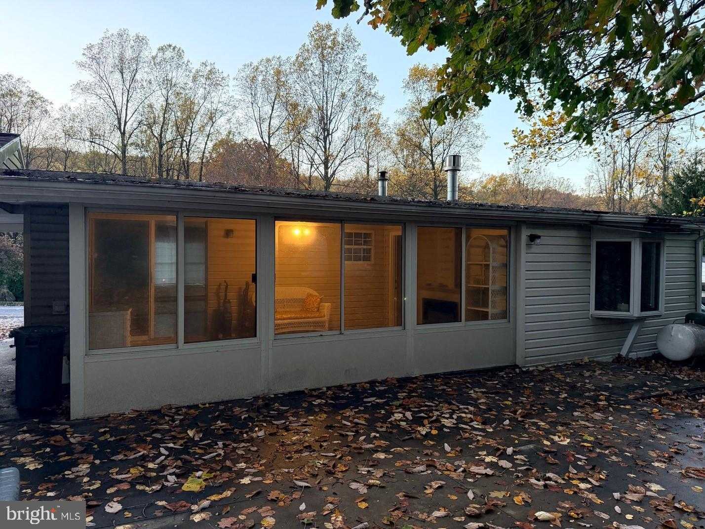 303 Maple Ave photo 17