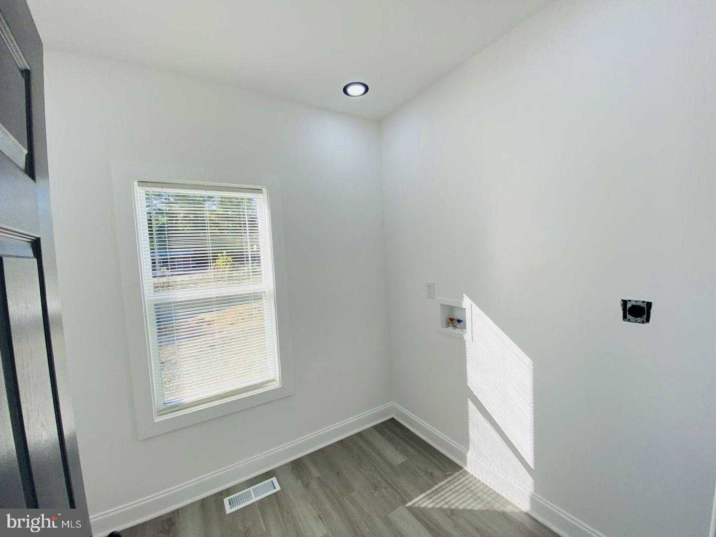 326 2nd Ave photo 20