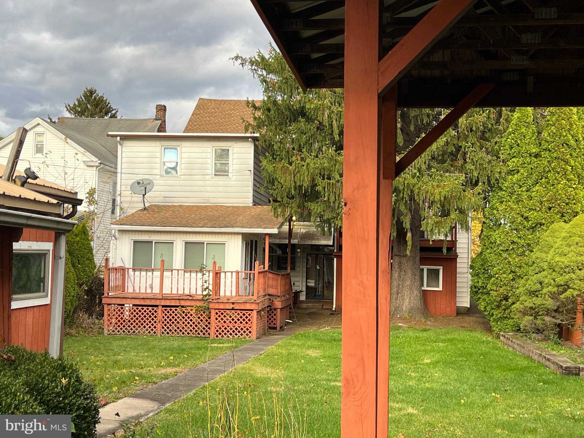 323 N Hobart St photo 3