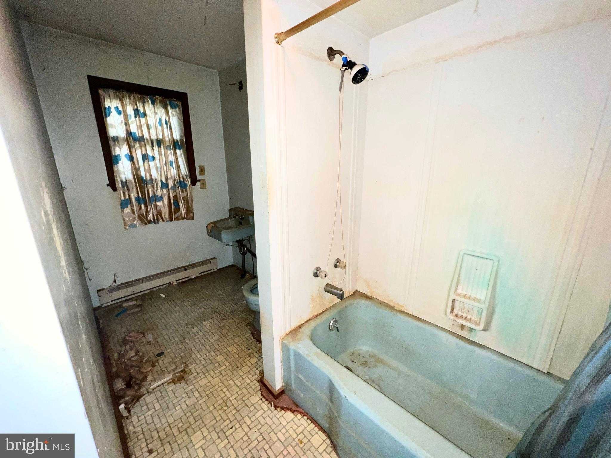 323 N Hobart St photo 45