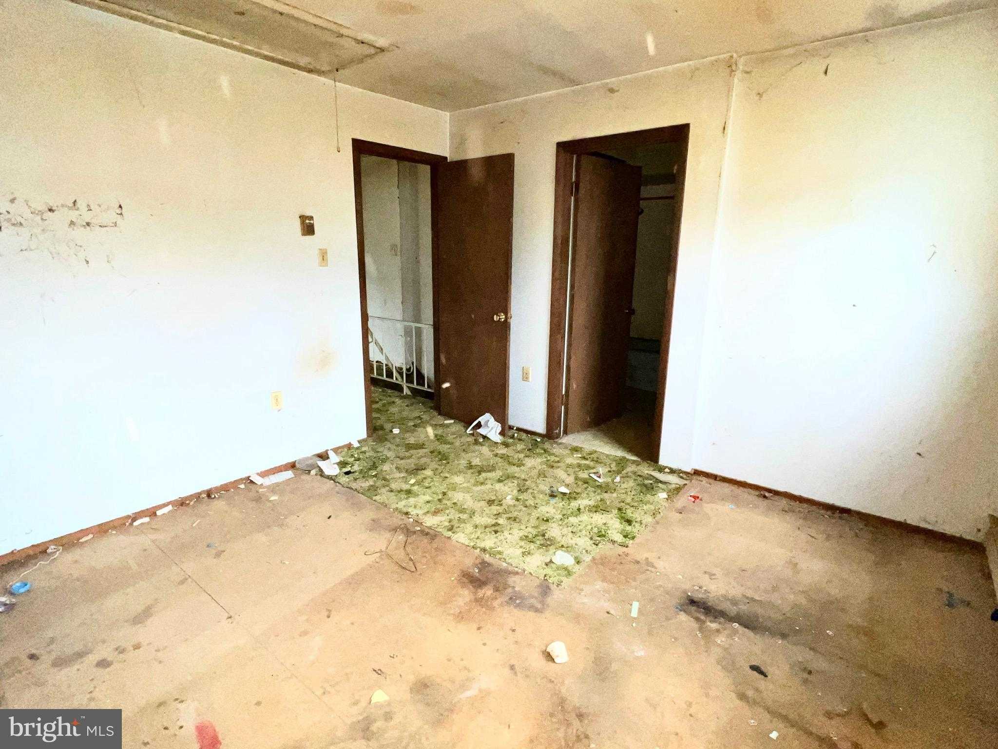 323 N Hobart St photo 47