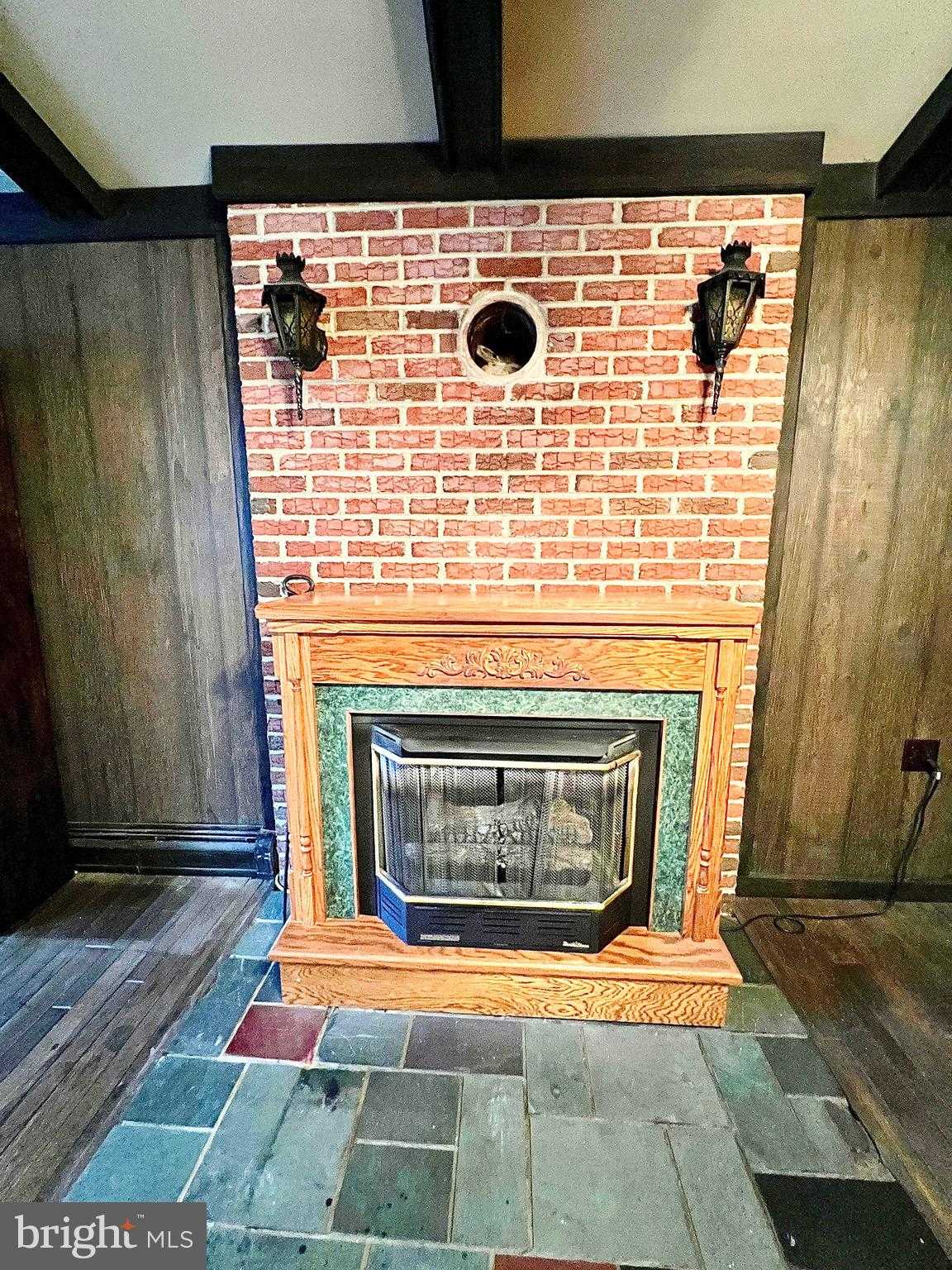 323 N Hobart St photo 7