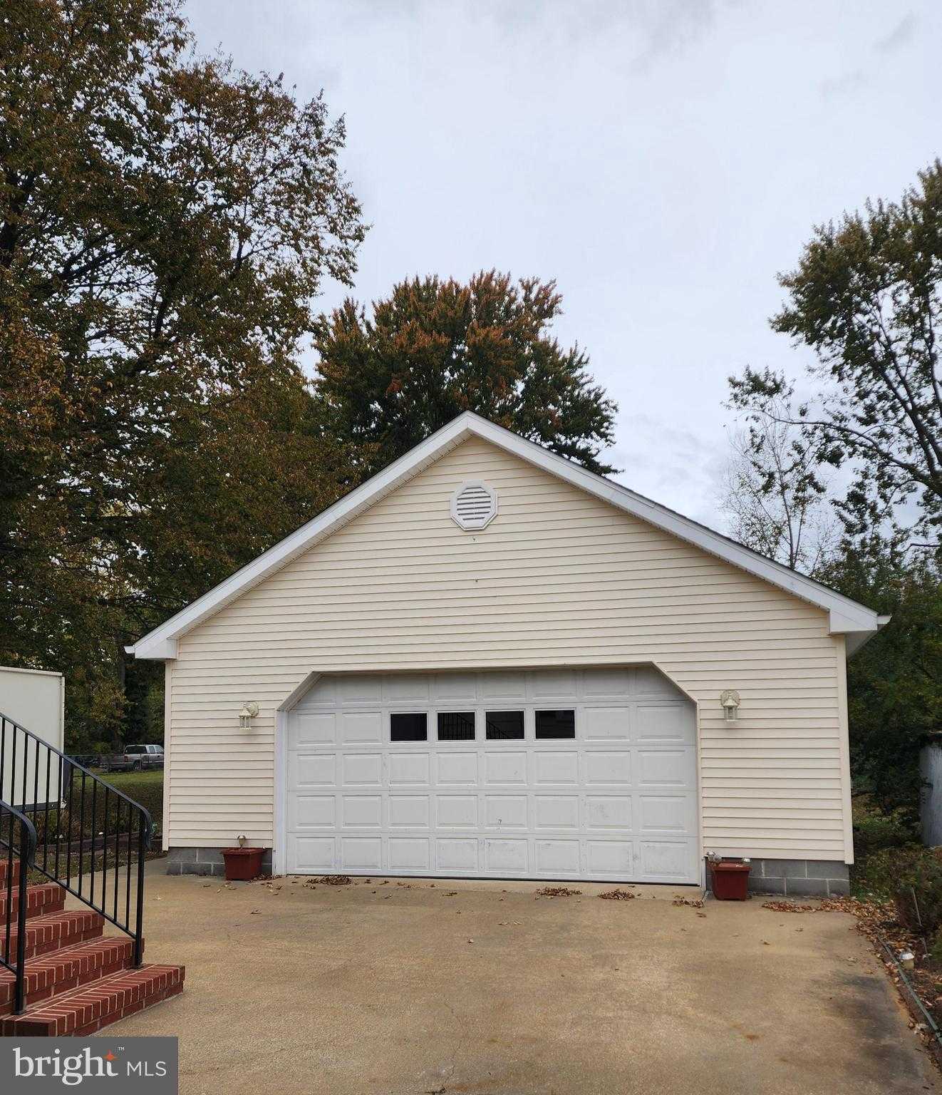 409 Bayly Ave photo 3