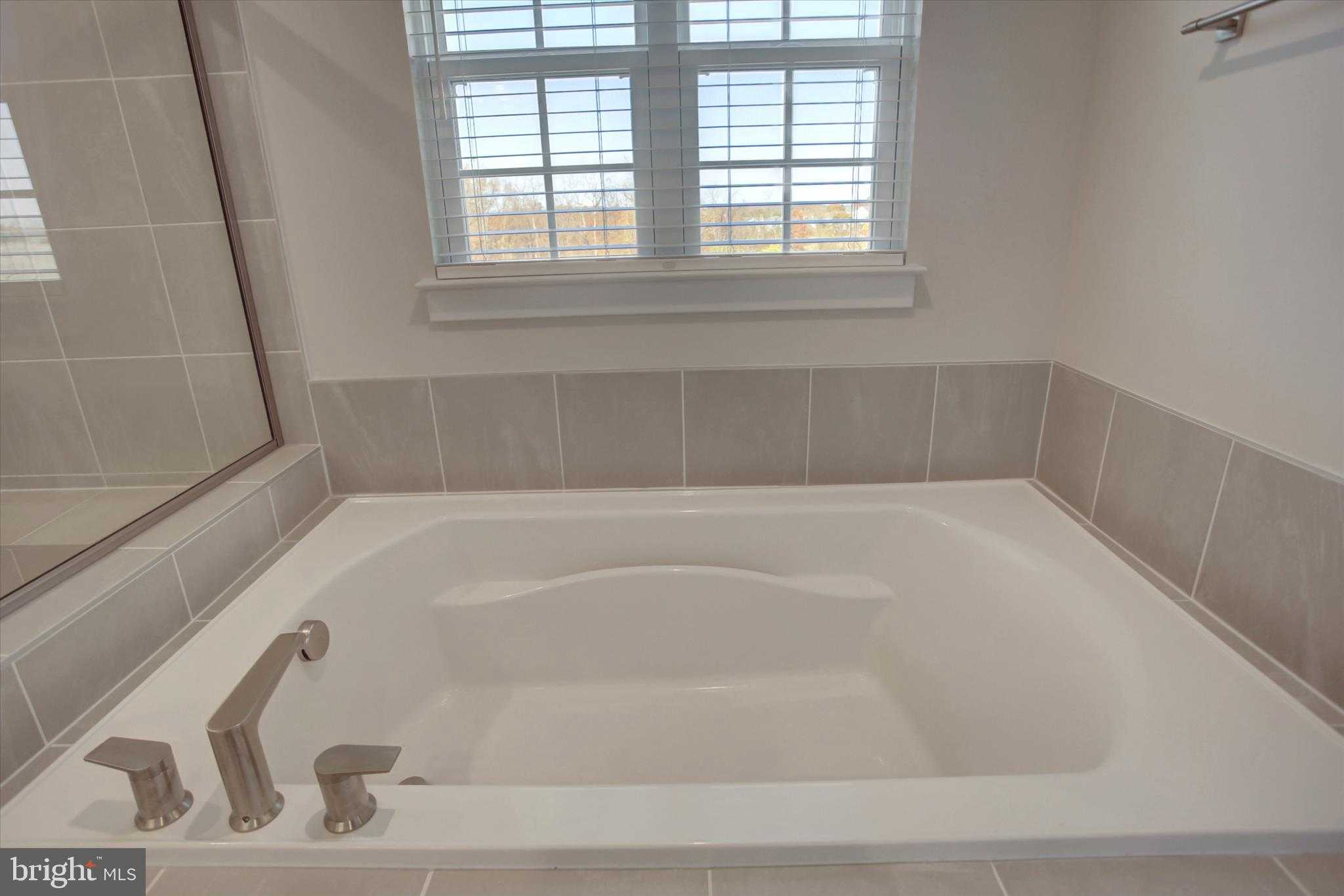 1585 Shannon Dr S photo 29