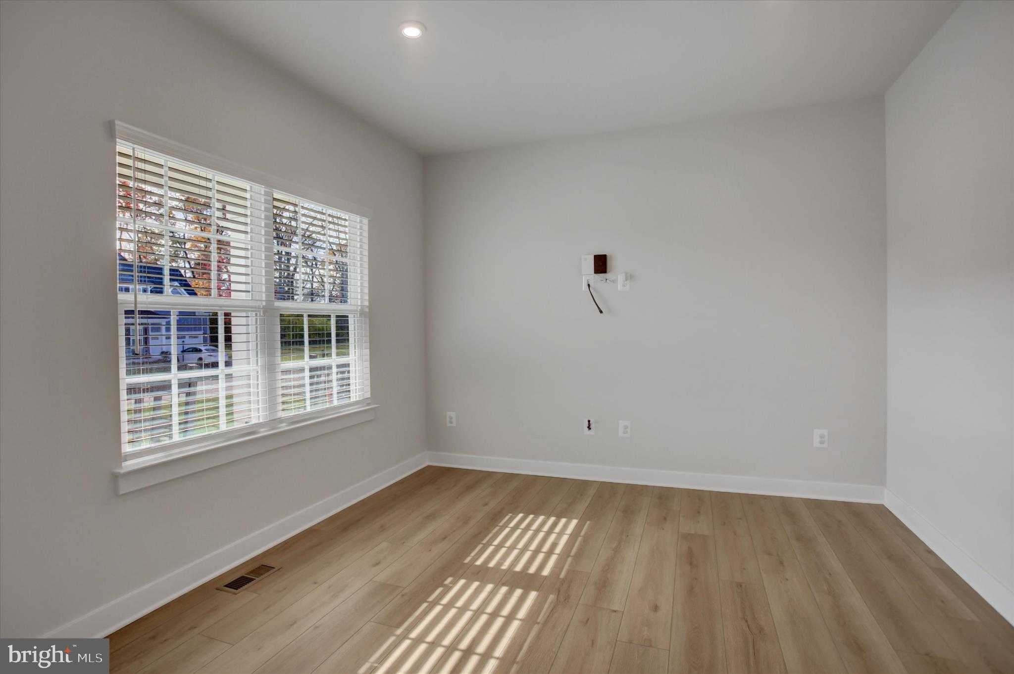 1585 Shannon Dr S photo 7