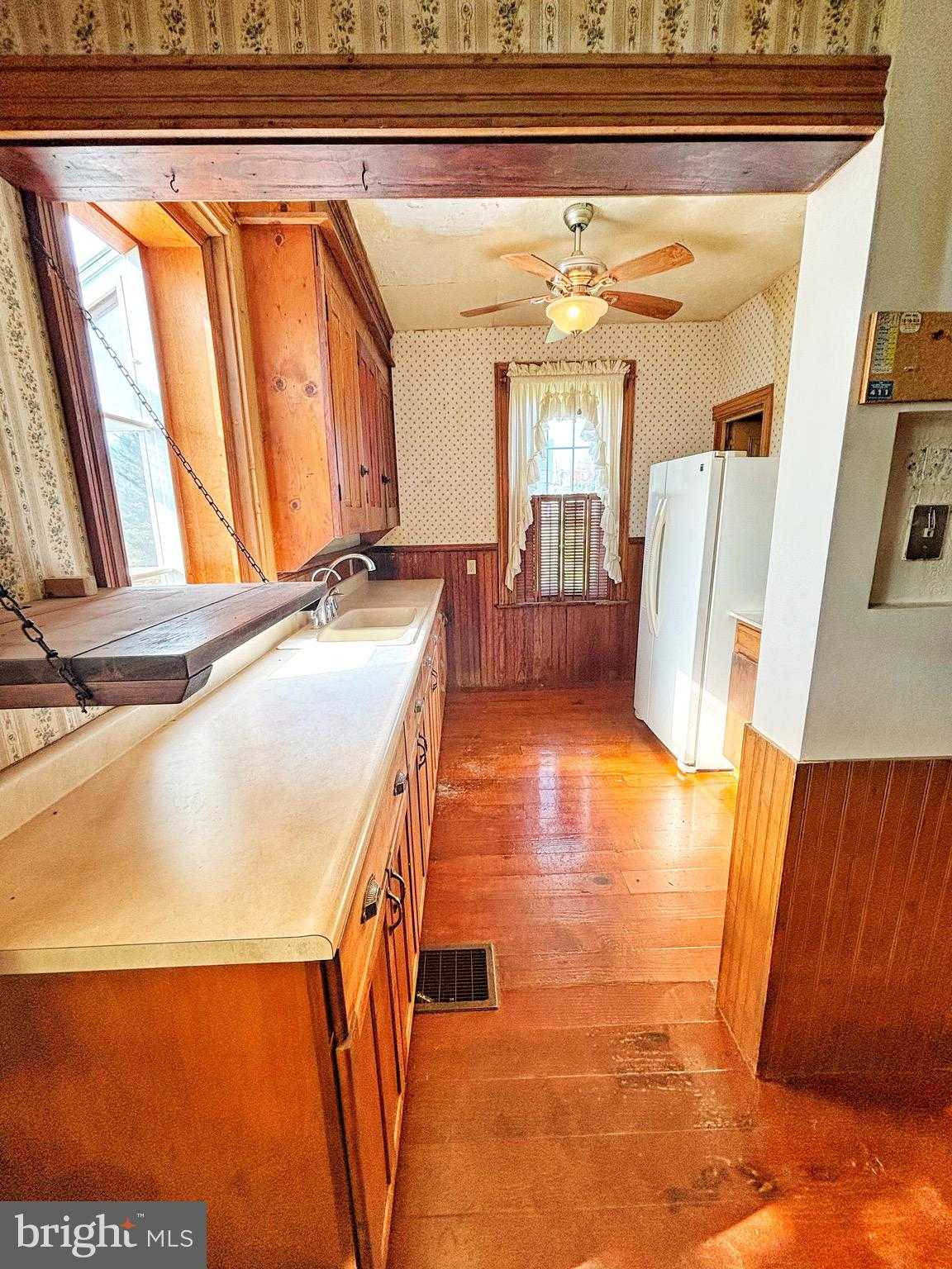 1040 E King St photo 8