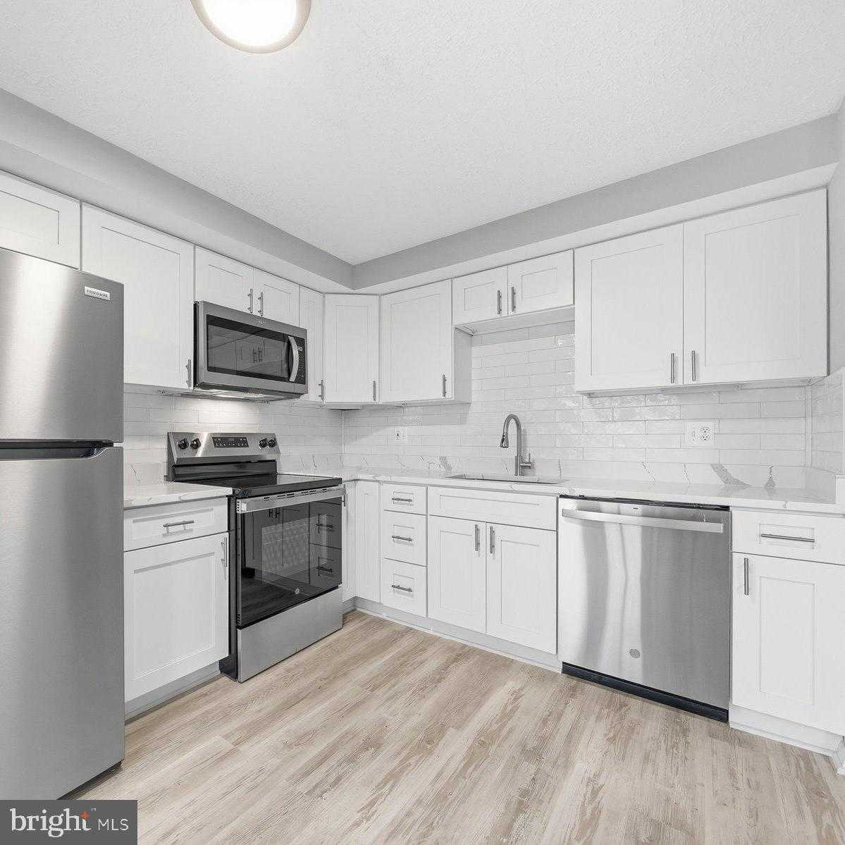 2838 Raymond CT photo 2