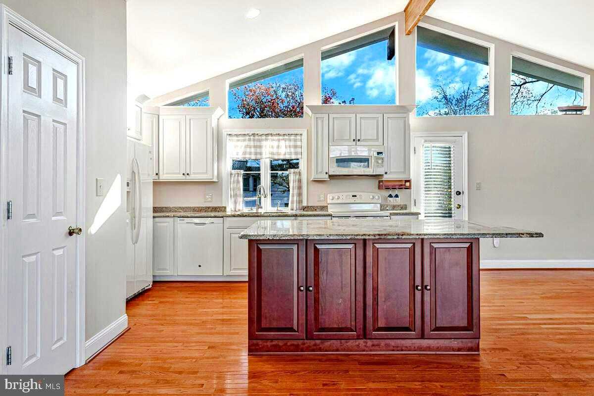 962 Main St photo 21