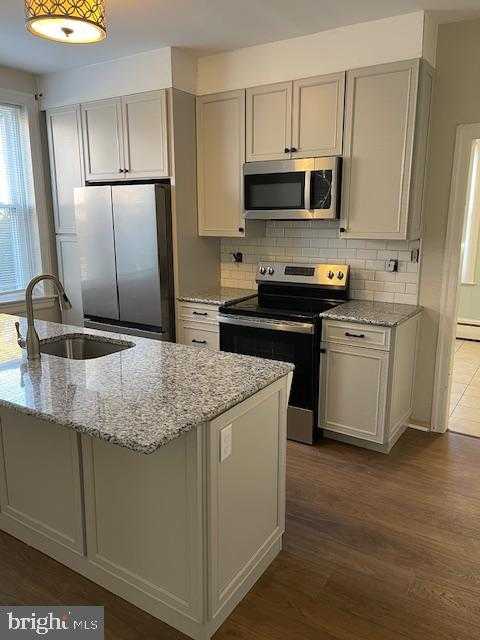 309 N Stratton St photo 5