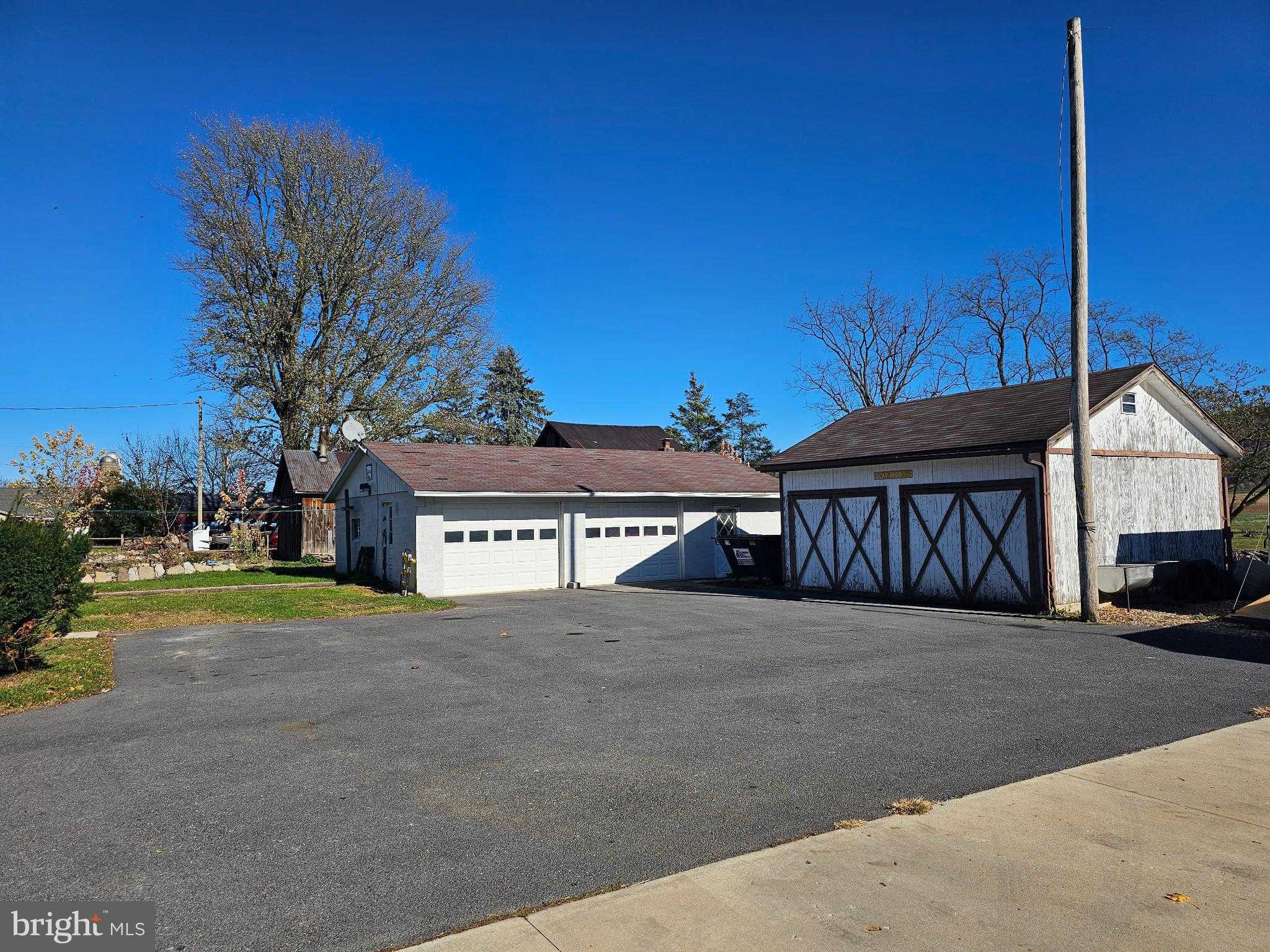 141 E Main St photo 16