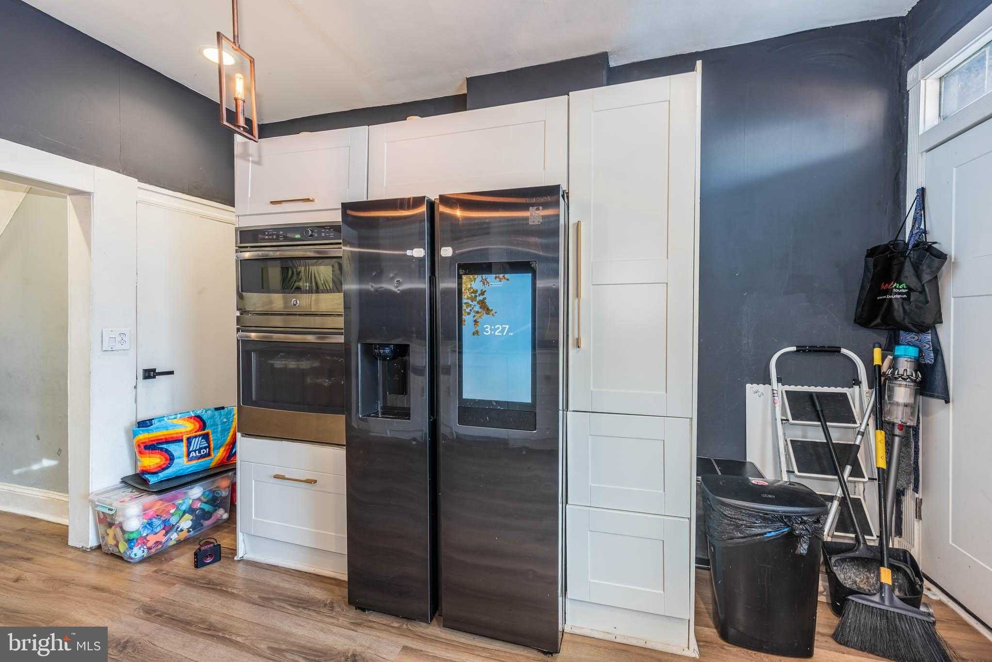 910 N Montford Ave photo 12