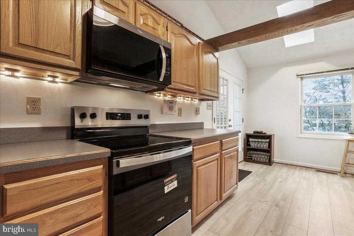 23 Teakwood CT photo 17