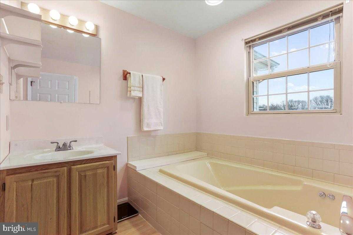 23 Teakwood CT photo 21