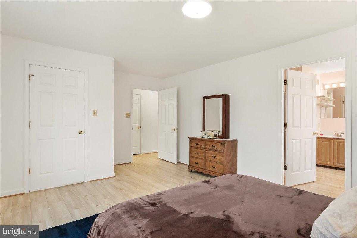 23 Teakwood CT photo 22