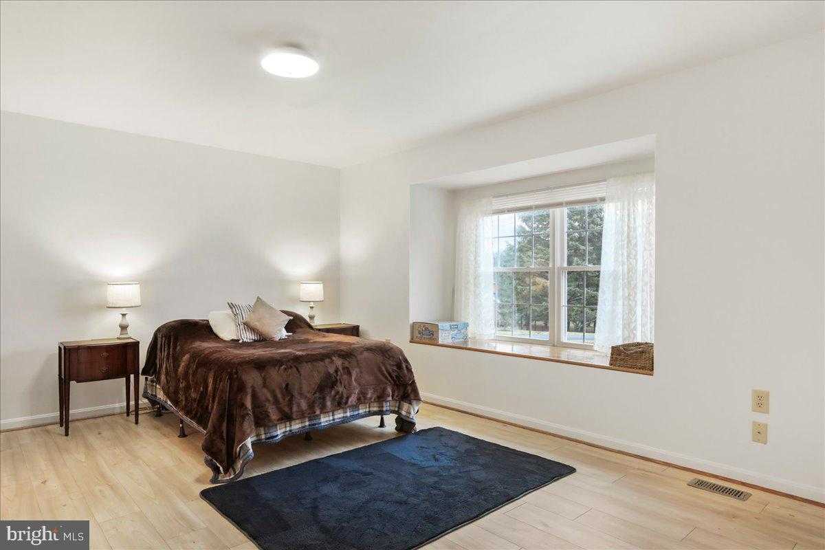 23 Teakwood CT photo 24