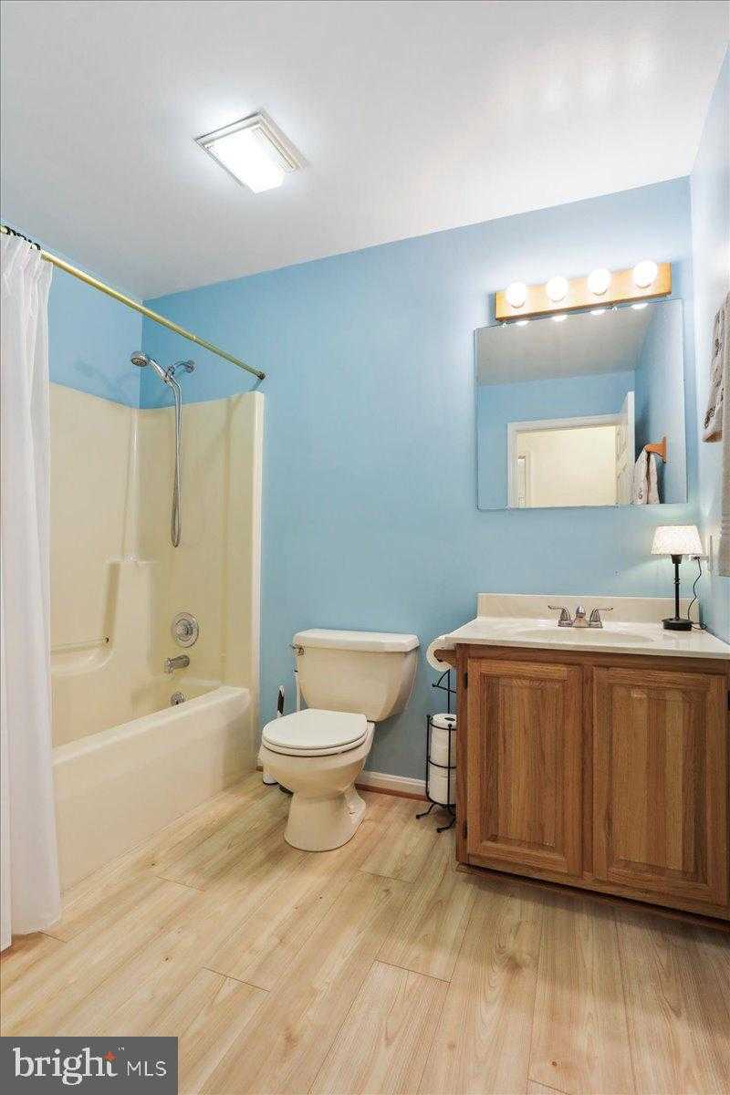 23 Teakwood CT photo 26