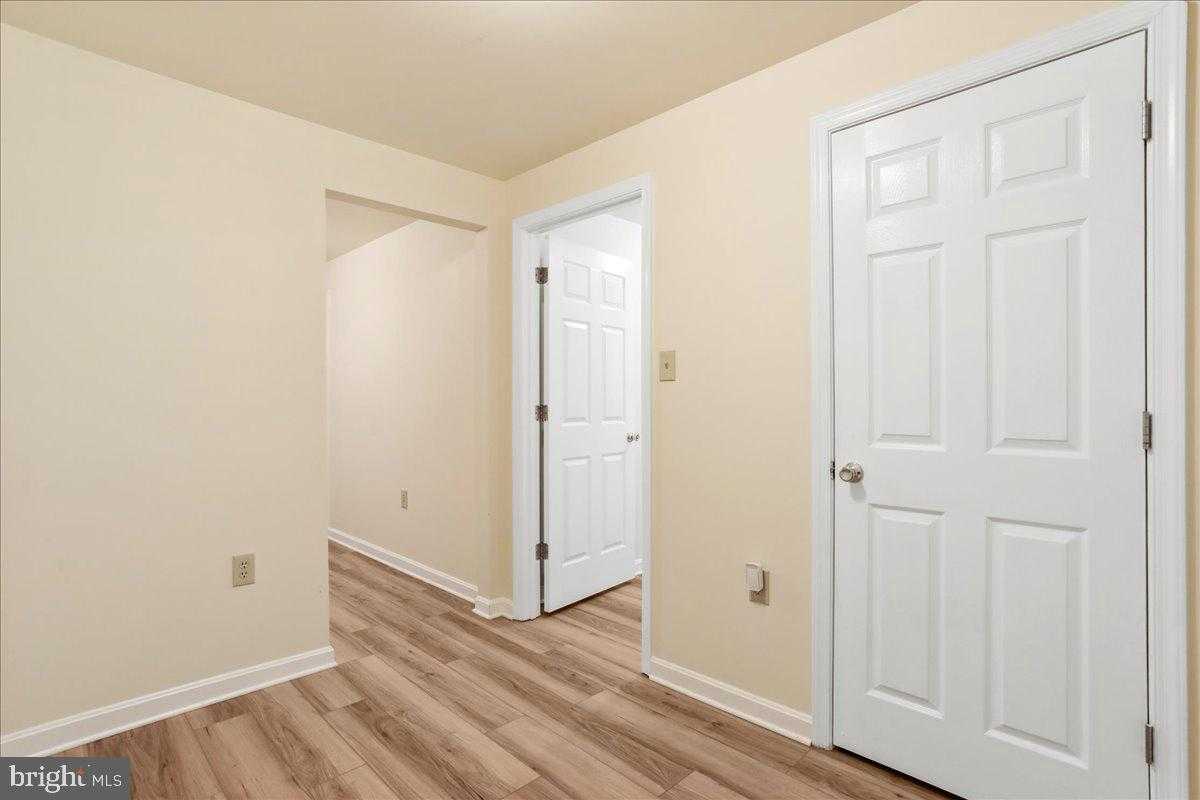 23 Teakwood CT photo 33