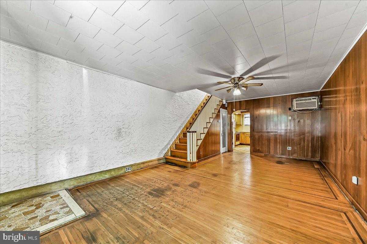 2547 S Sartain St photo 2