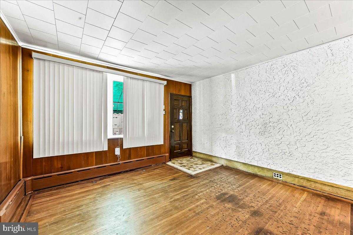 2547 S Sartain St photo 3