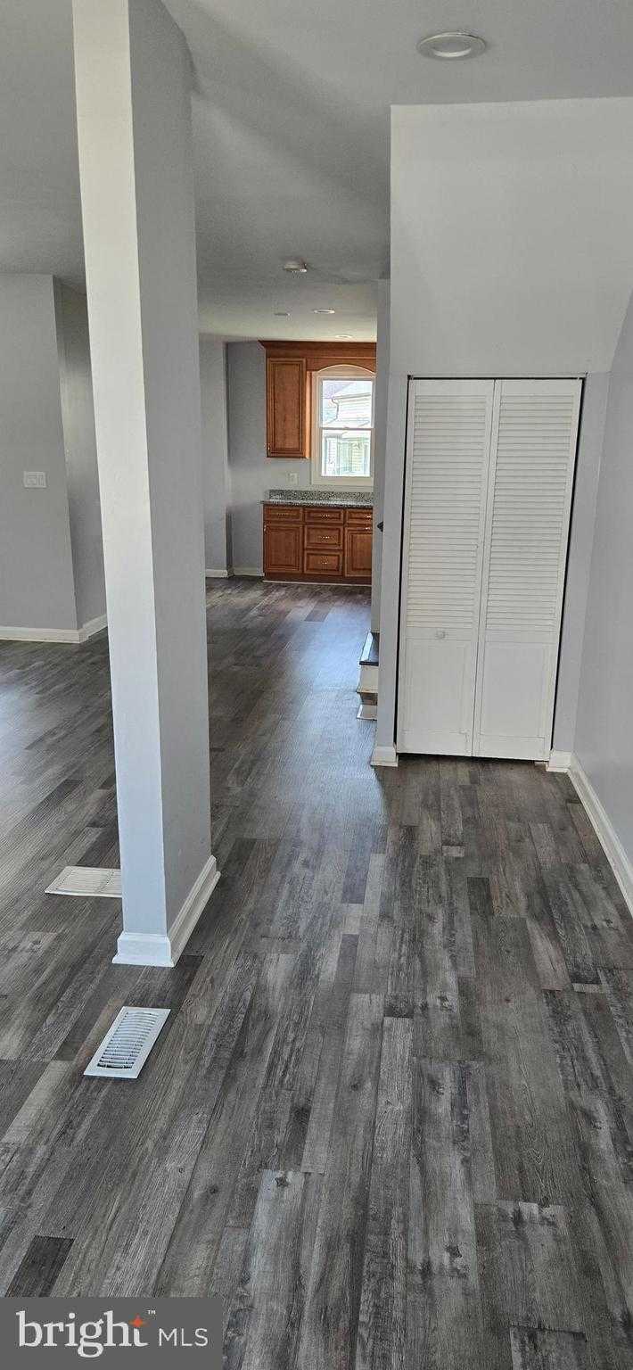 421 Salem Ave photo 2