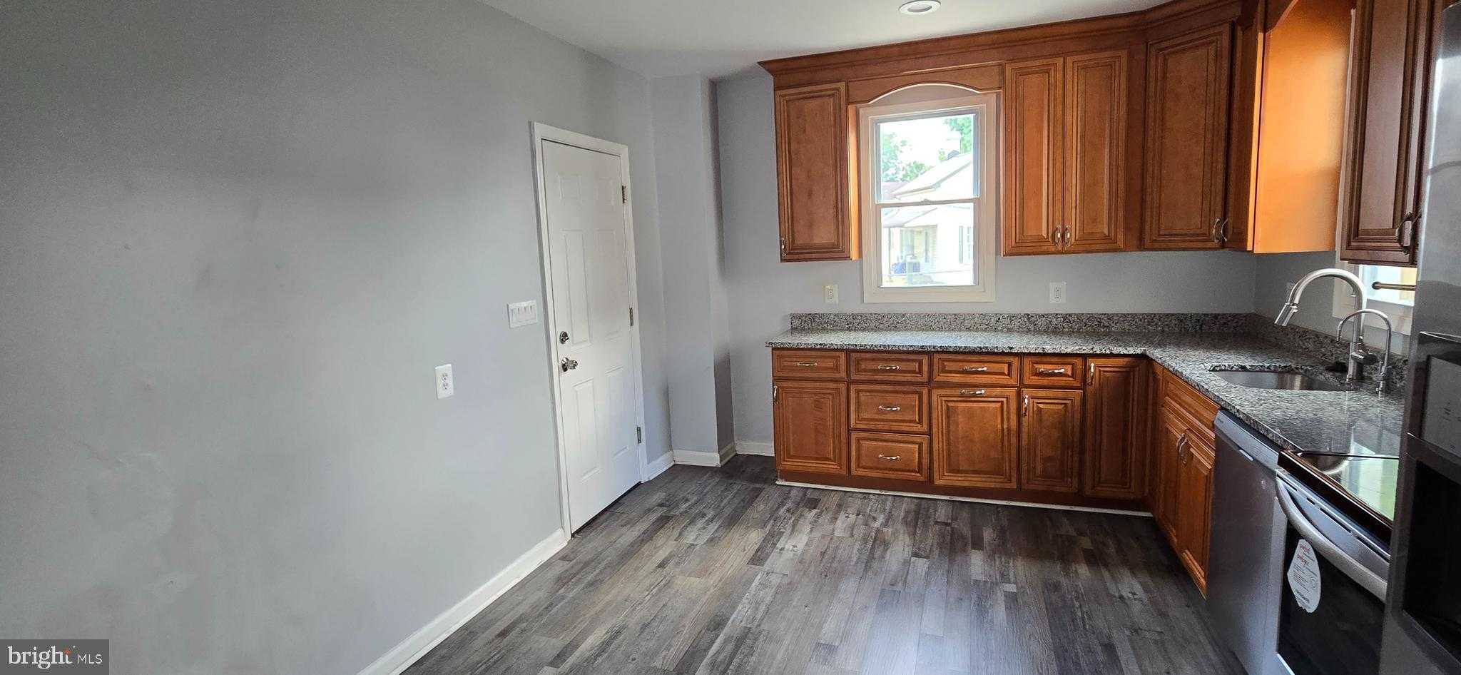 421 Salem Ave photo 6