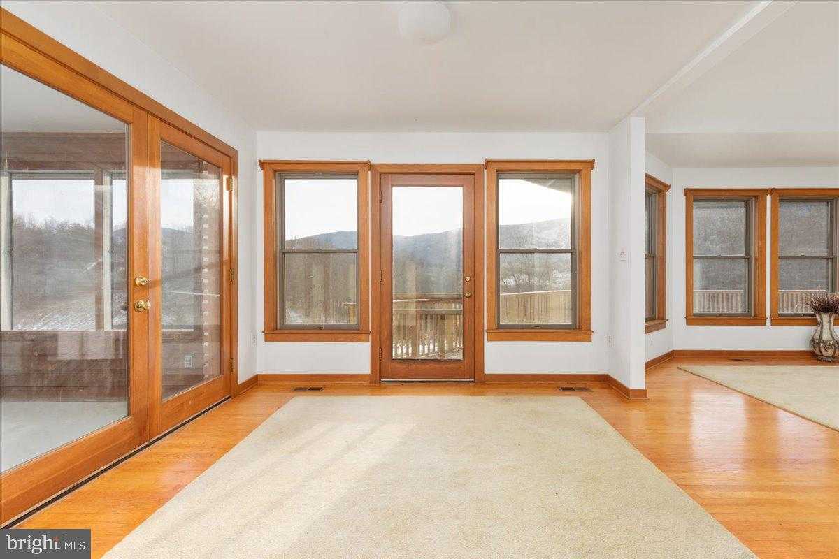 472 Wesley Ln photo 10