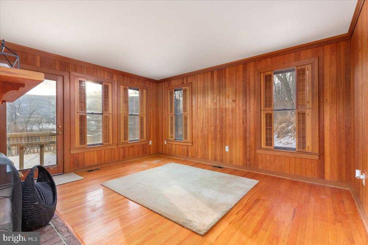 472 Wesley Ln photo 19