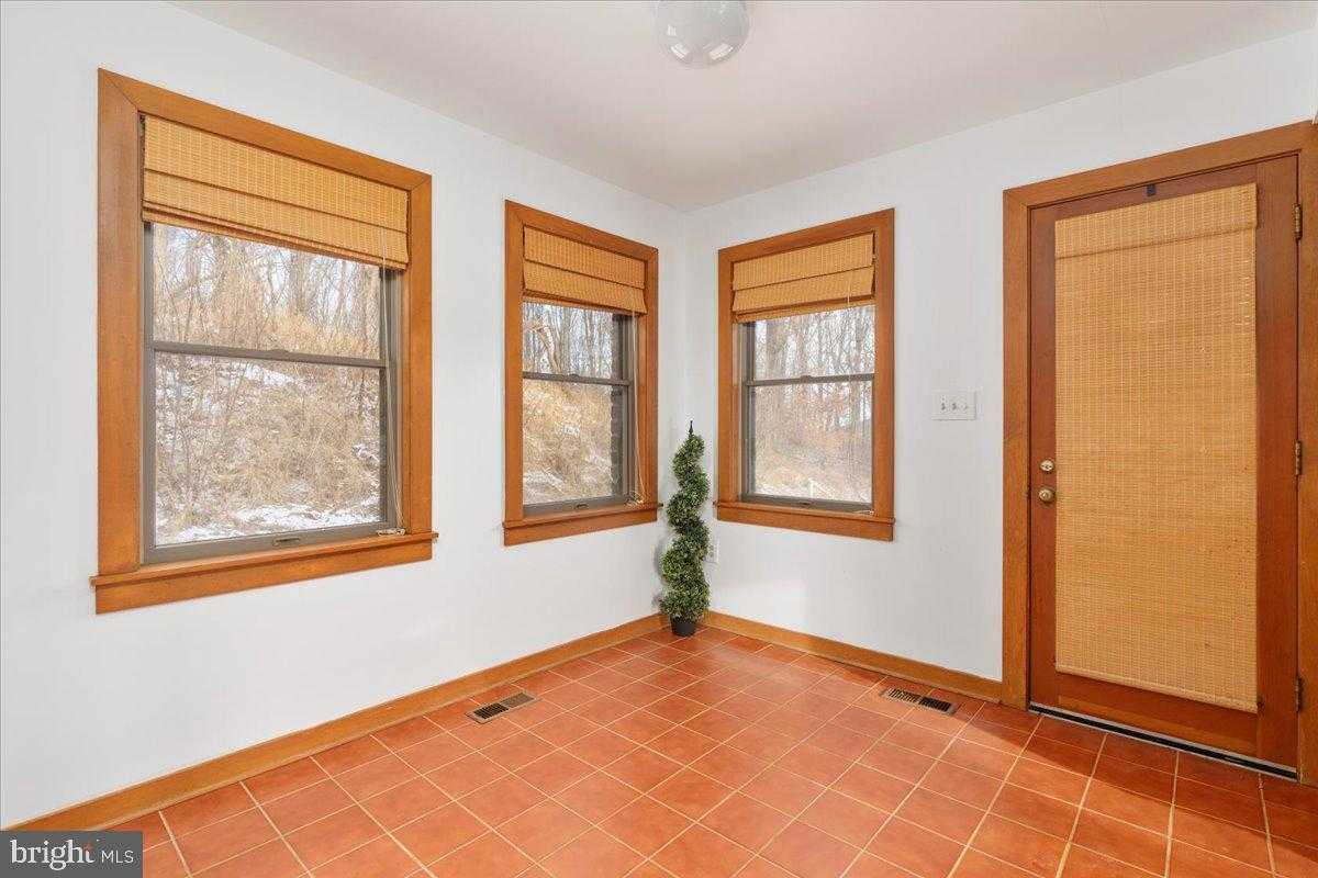 472 Wesley Ln photo 9