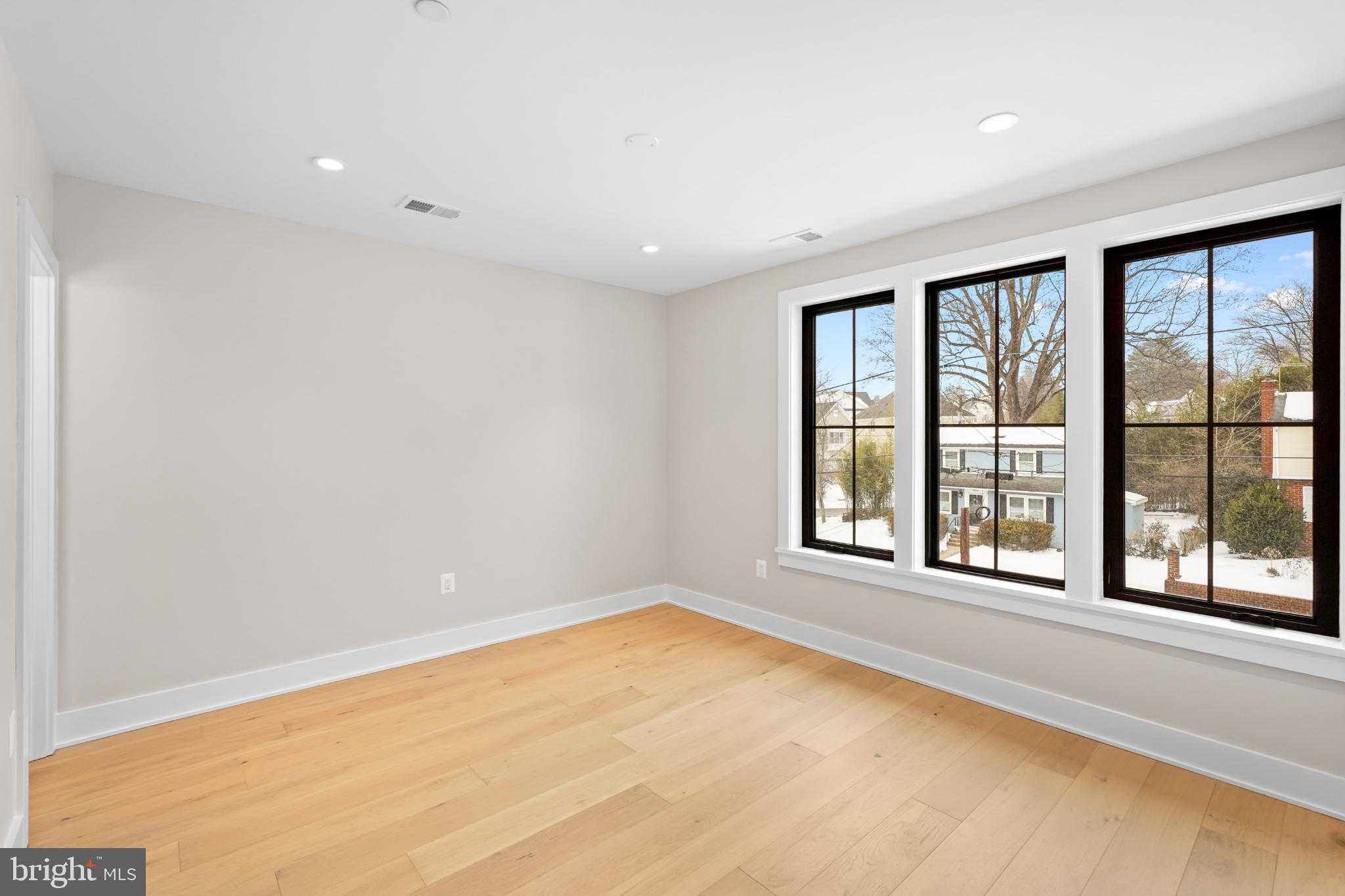 9909 Dickens Ave photo 31