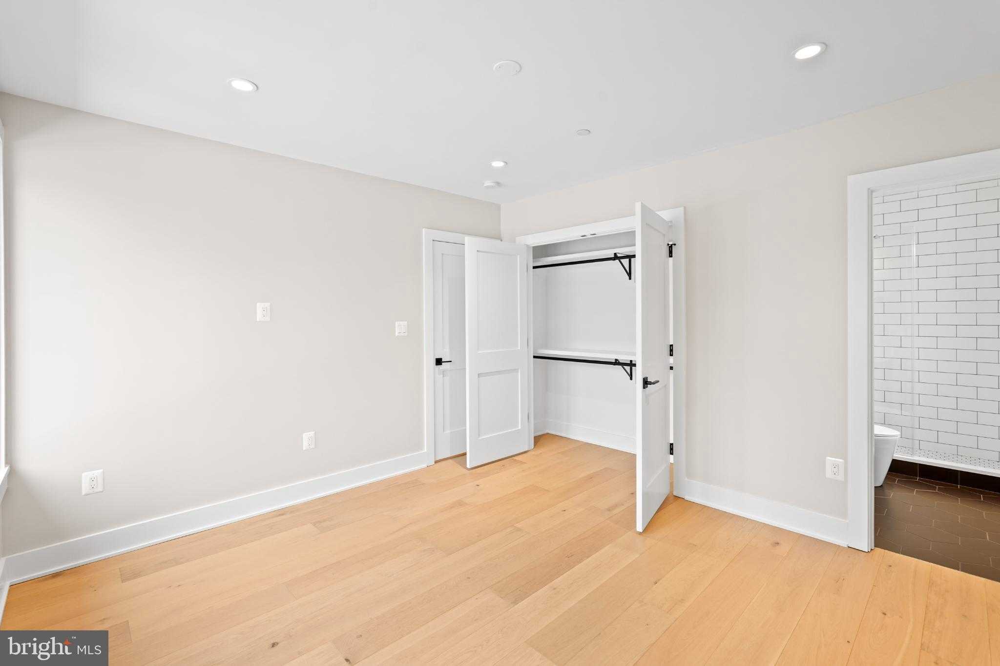 9909 Dickens Ave photo 32