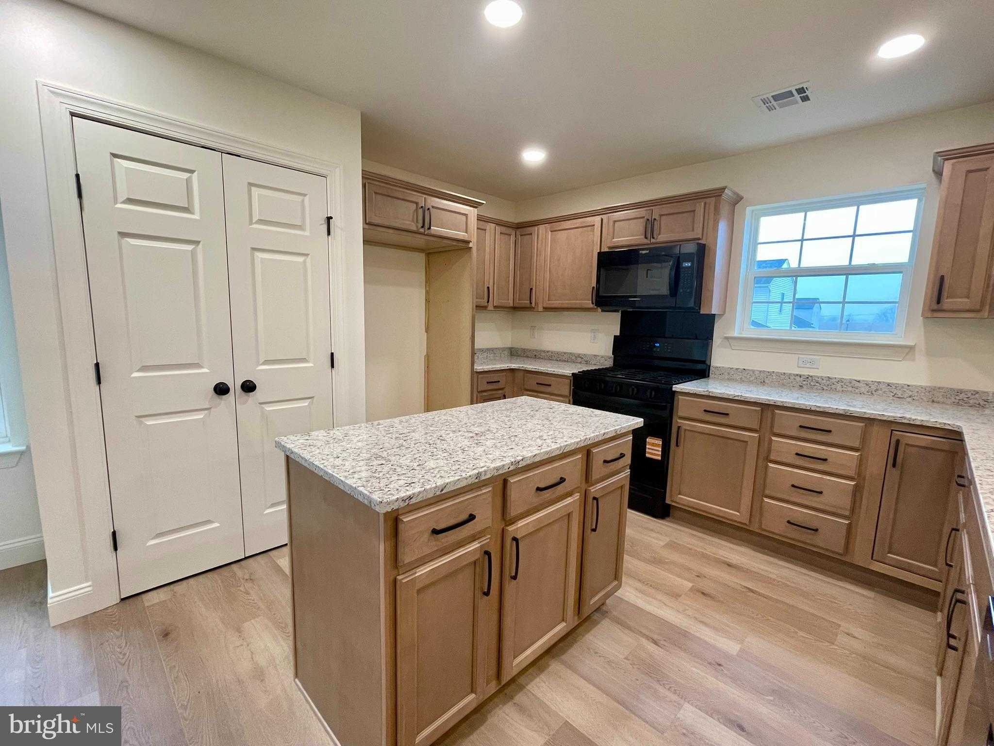 305 Jasmine Dr photo 7